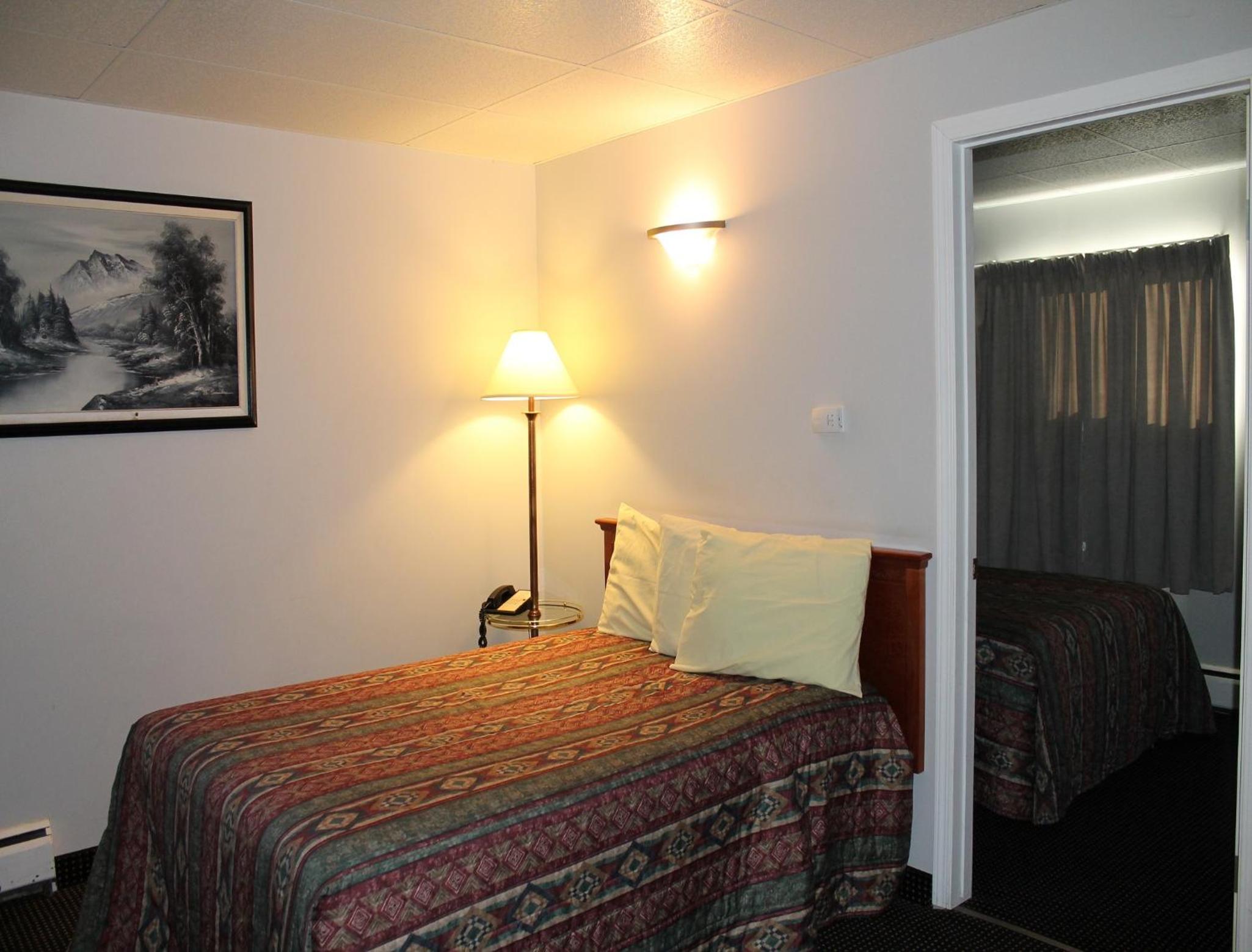 Queen Room with Two Queen Beds - Non-Smoking photo 2