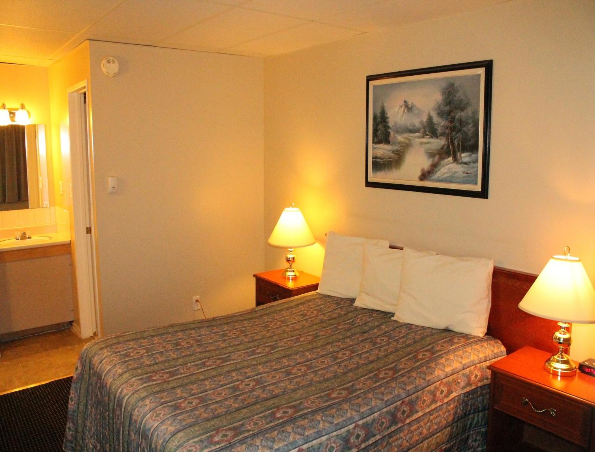 Queen Room - Non-Smoking photo 3