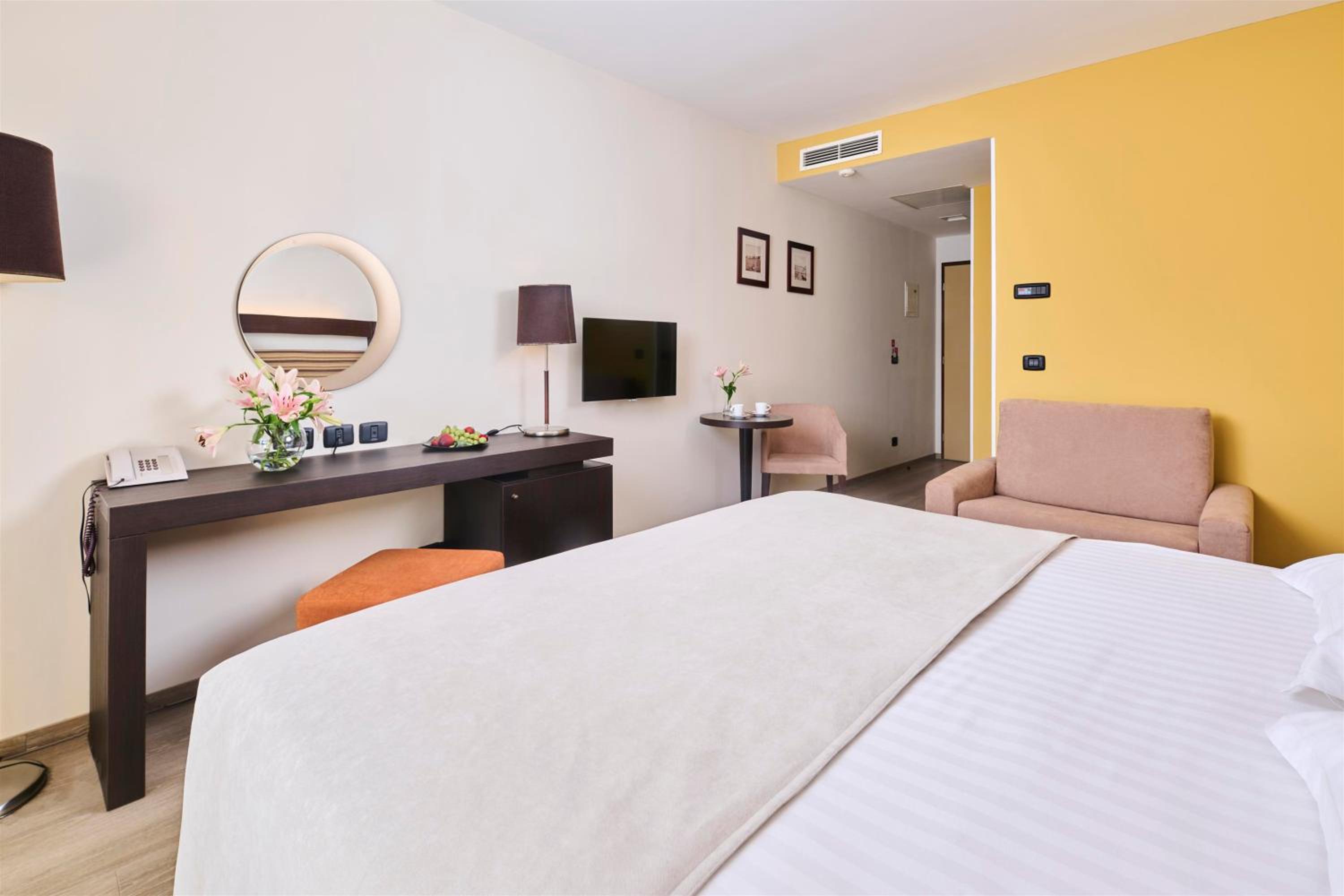 Premium Interconnecting Room With Balcony - Poolside photo 1