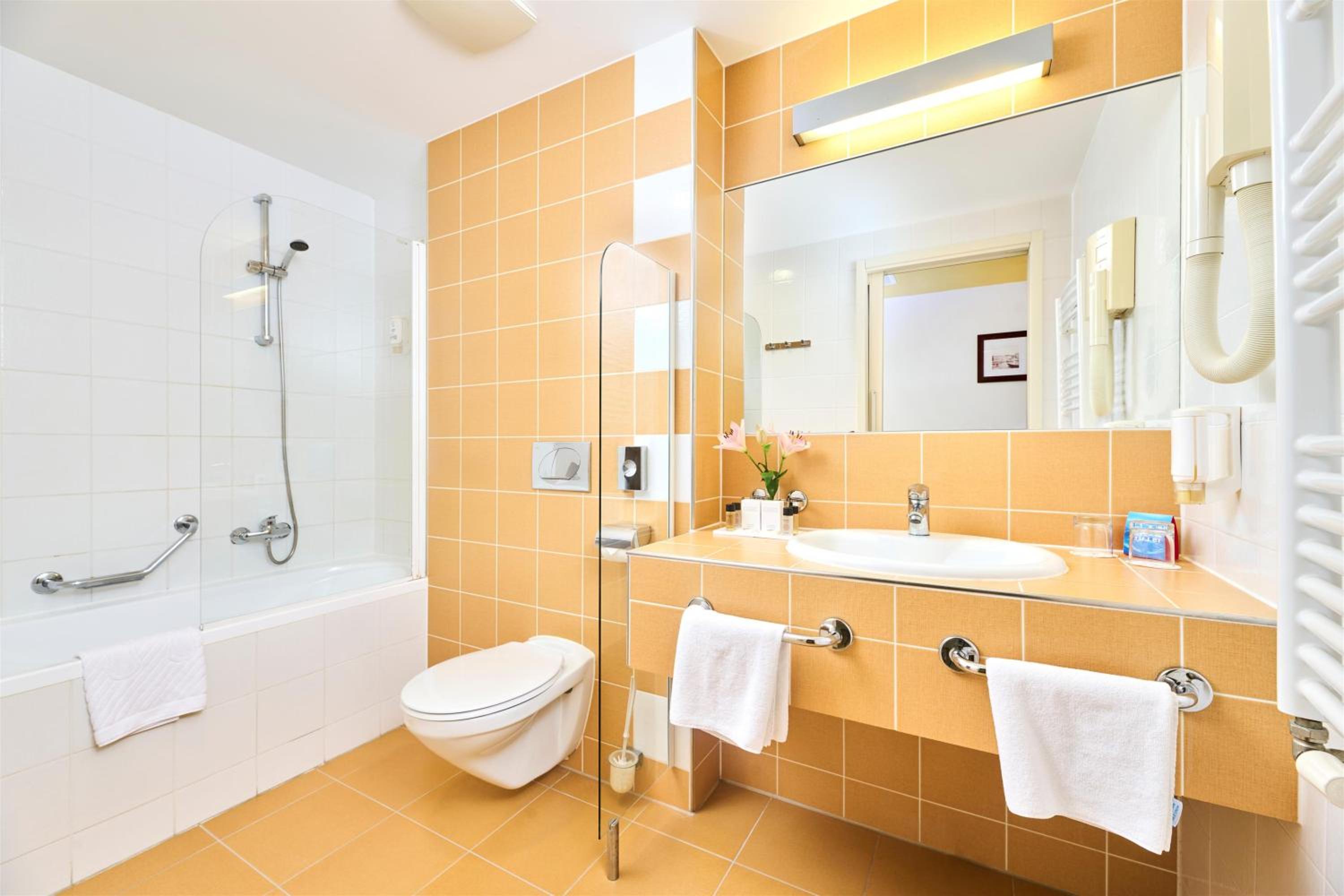 Premium Interconnecting Room With Balcony - Poolside photo 2