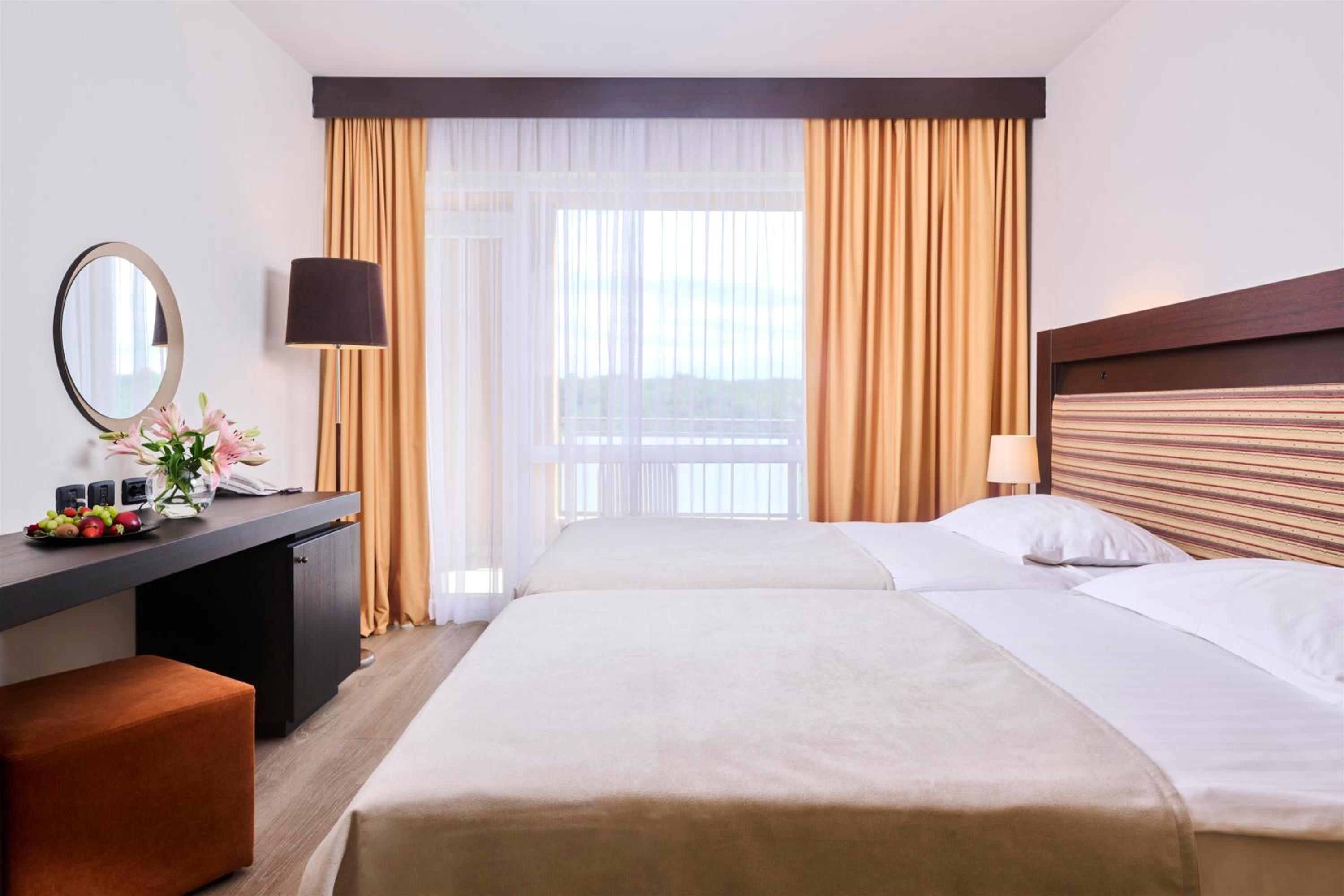 Premium Interconnecting Room With Balcony - Poolside photo 3
