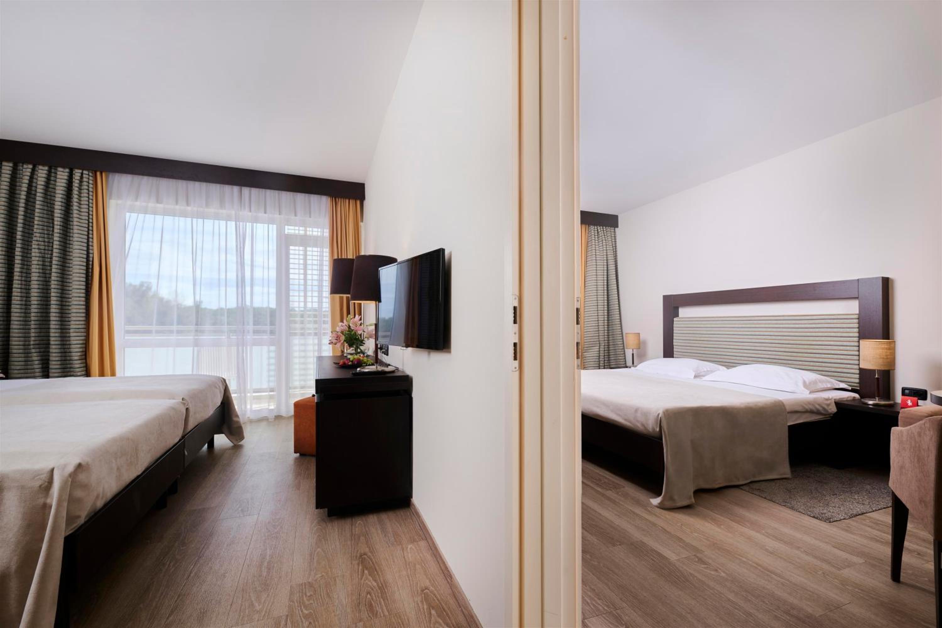 Classic Interconnecting Room with Balcony - Park Side photo 1