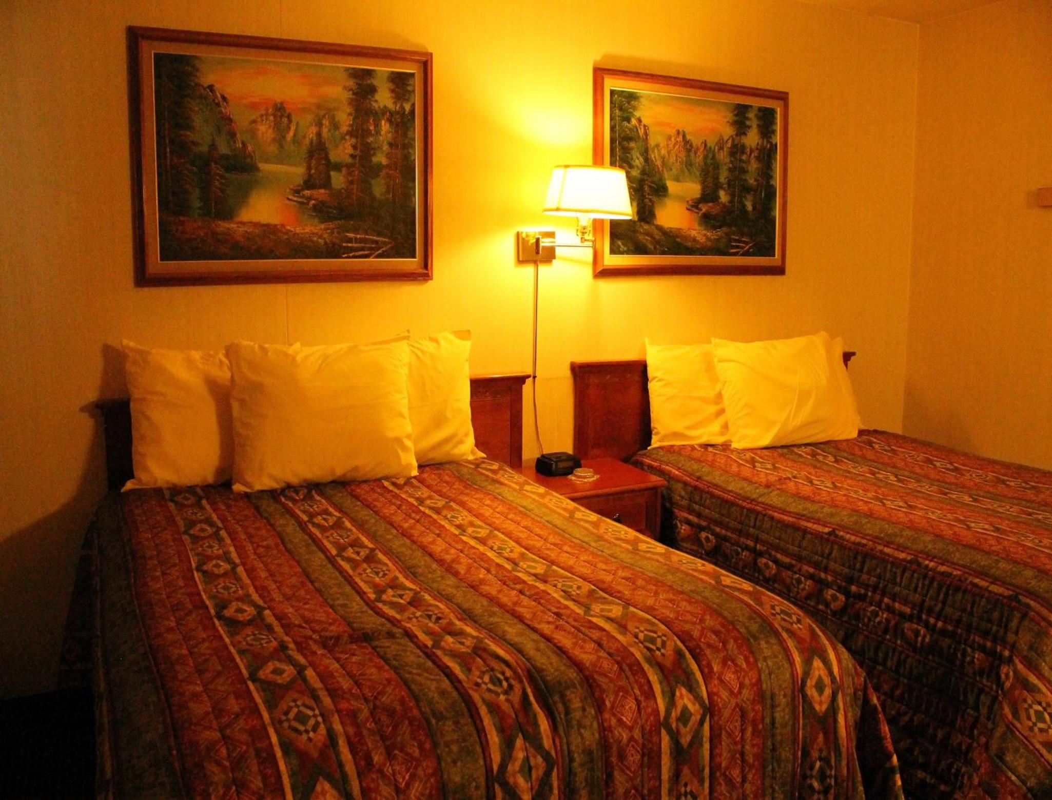 Queen Room with Two Queen Beds - Smoking photo 2