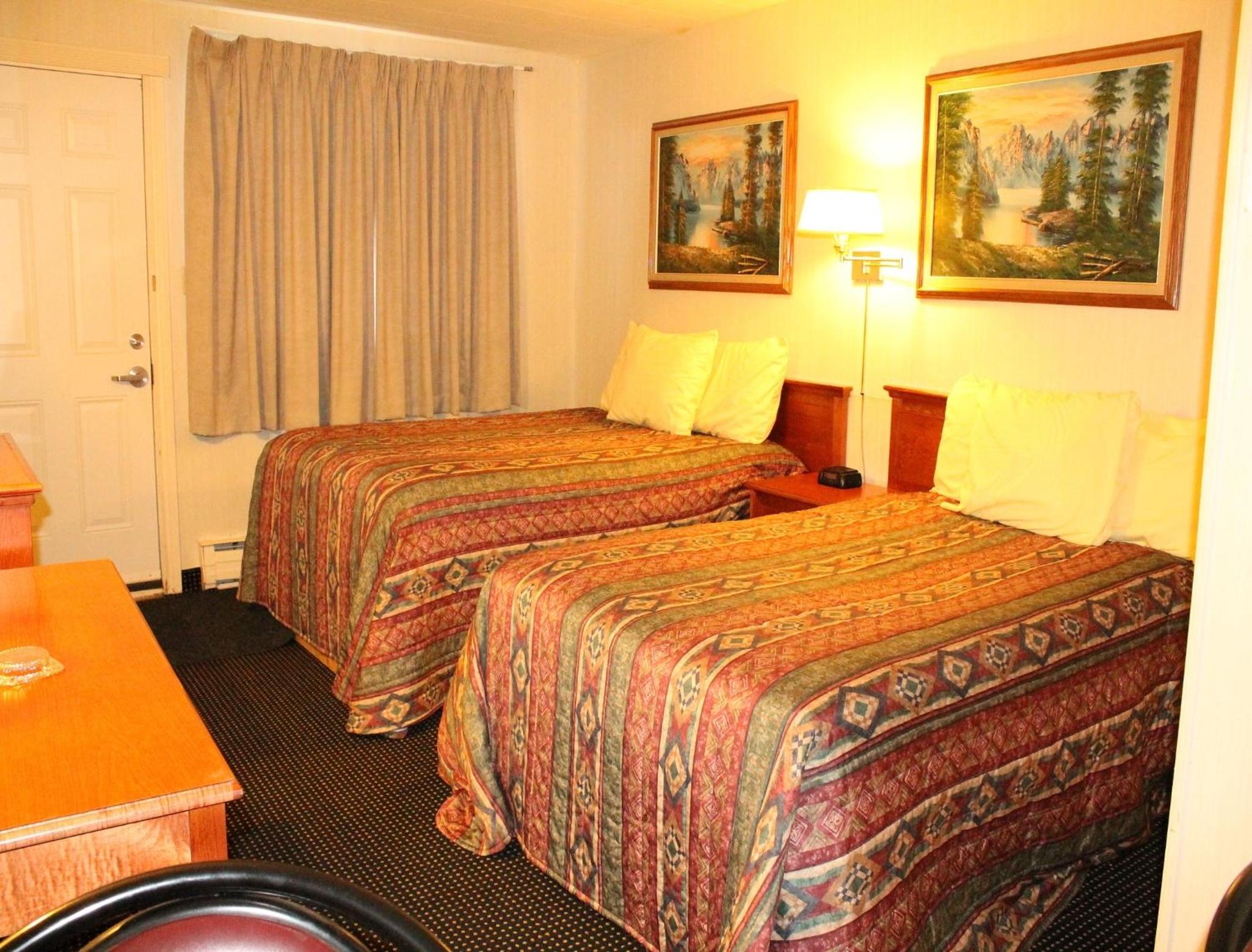 Queen Room with Two Queen Beds - Non-Smoking photo 3