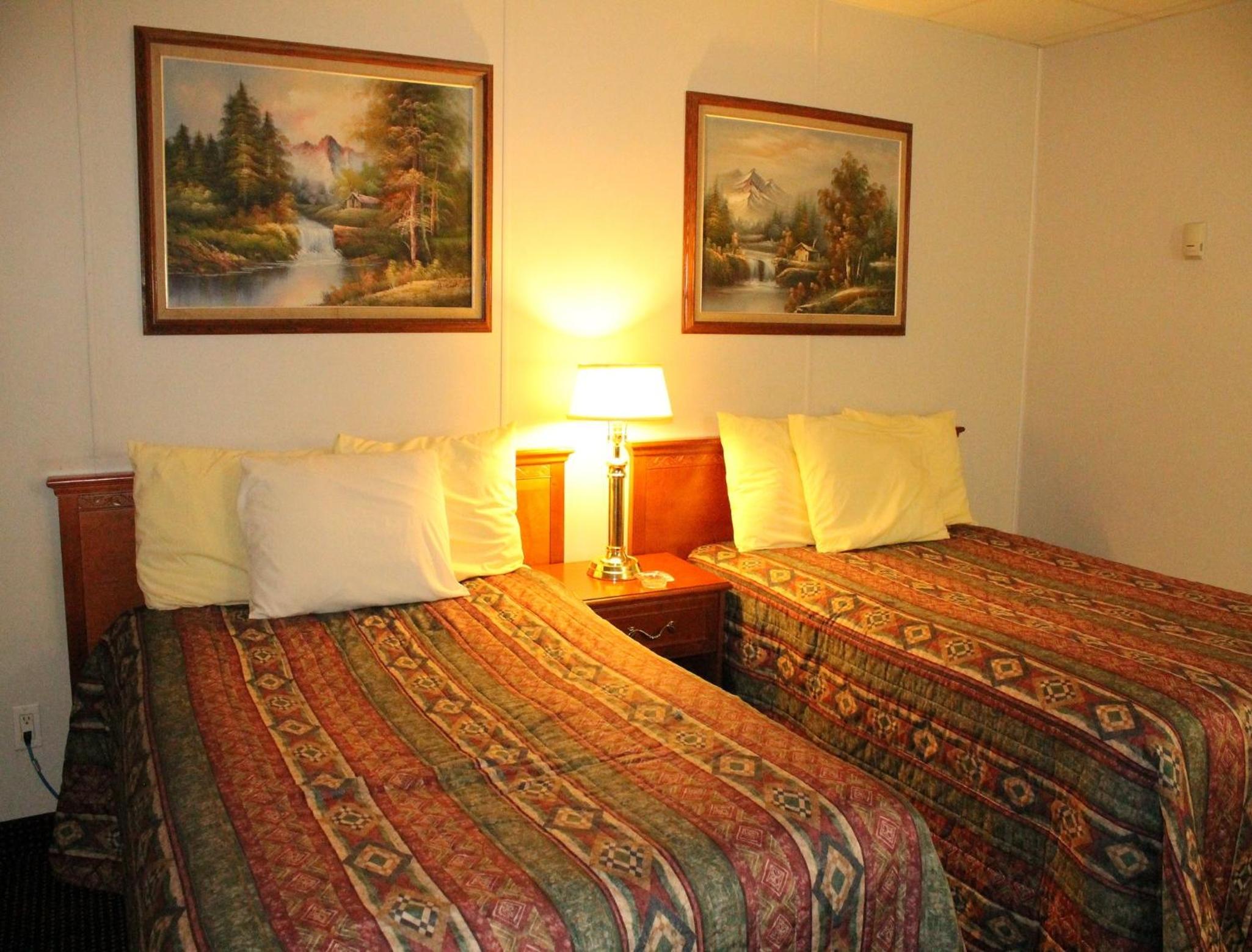 Queen Room with Two Queen Beds - Smoking photo 1