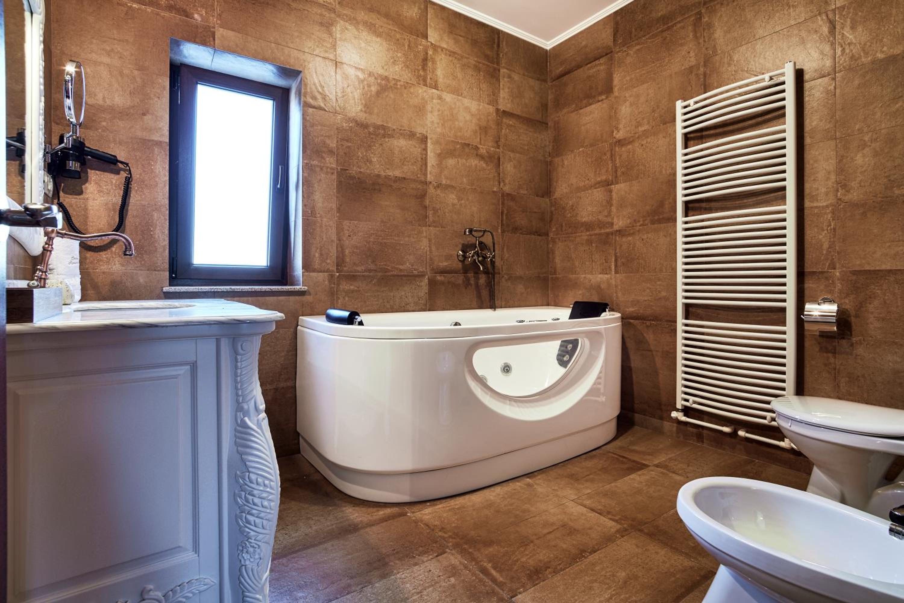 Deluxe Double Room with Bath photo 3