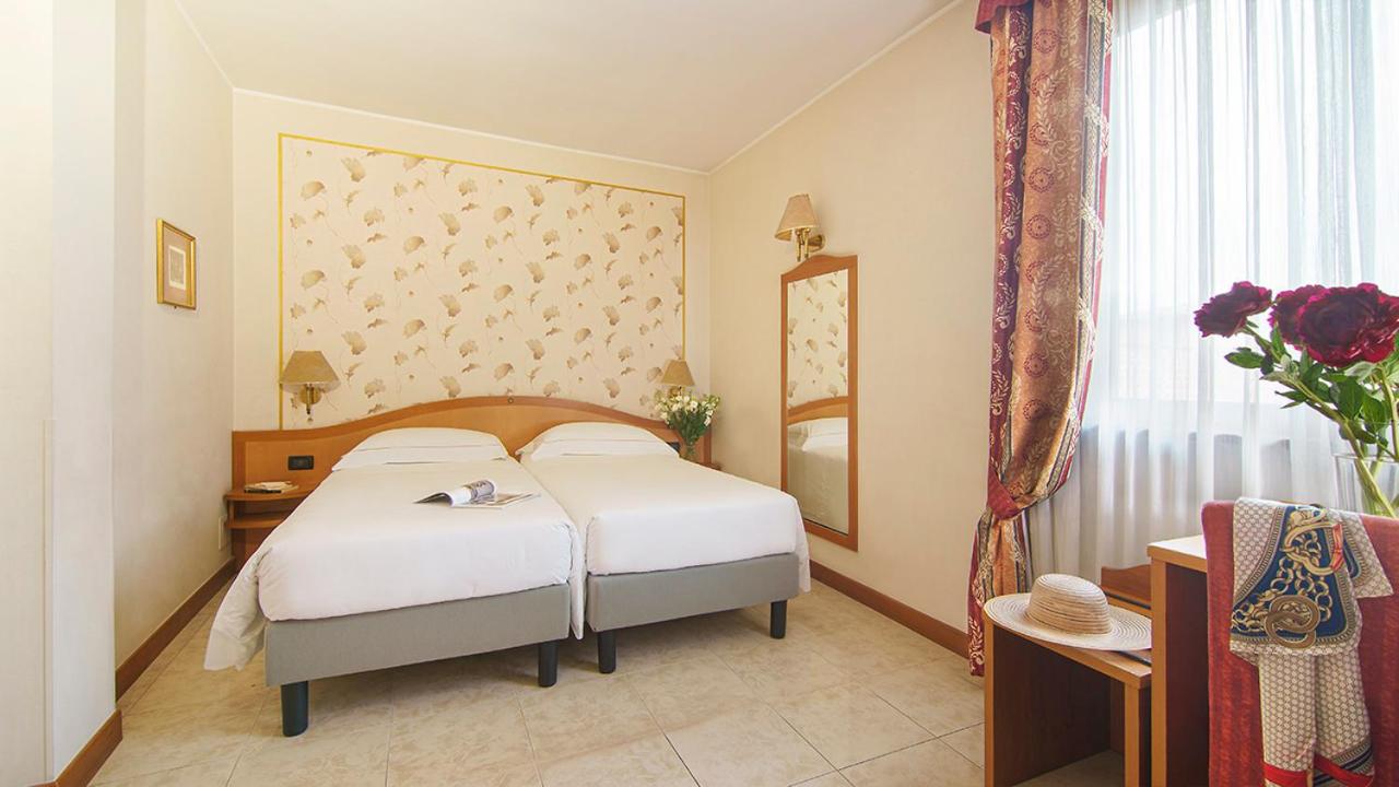 Large Twin Room photo 3