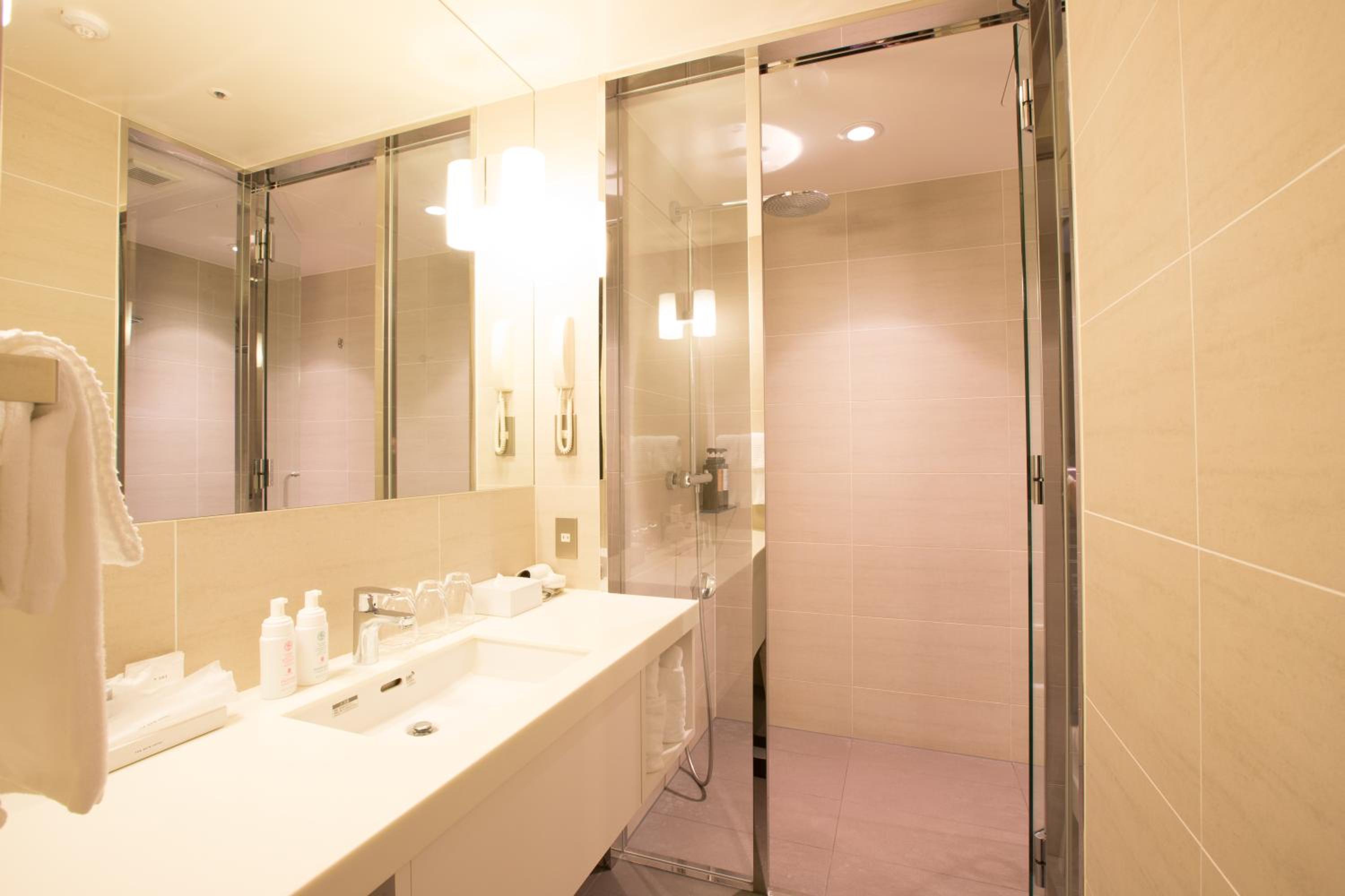 Deluxe King Room on High Floor - Non-Smoking - Photo 5