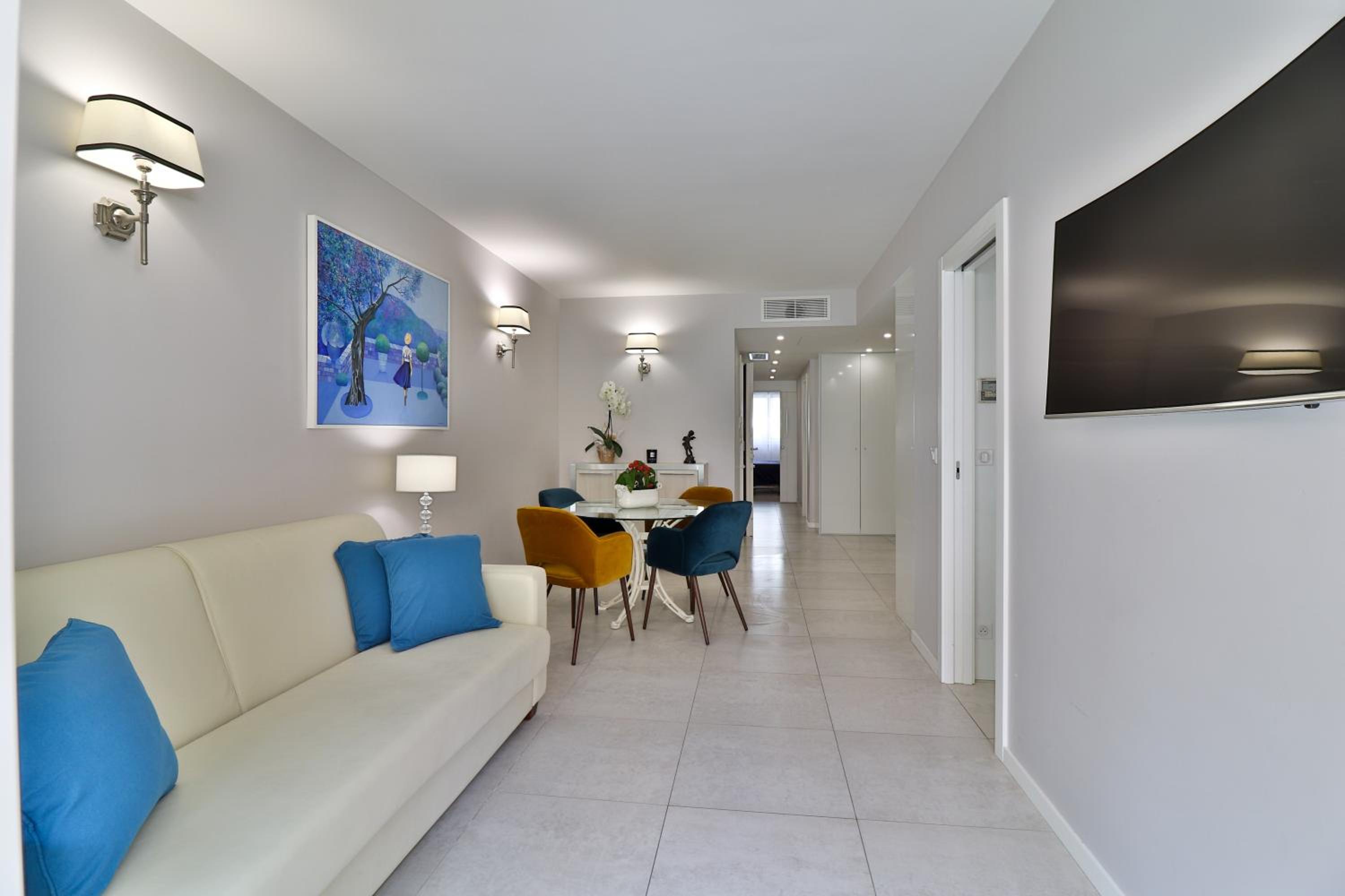 Two-Bedroom Apartment Yves Montand - Photo 2