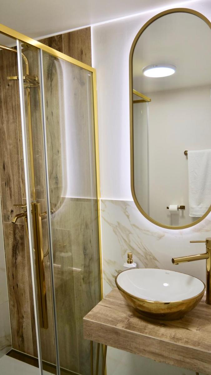Deluxe Double Room with Shower - Photo 4