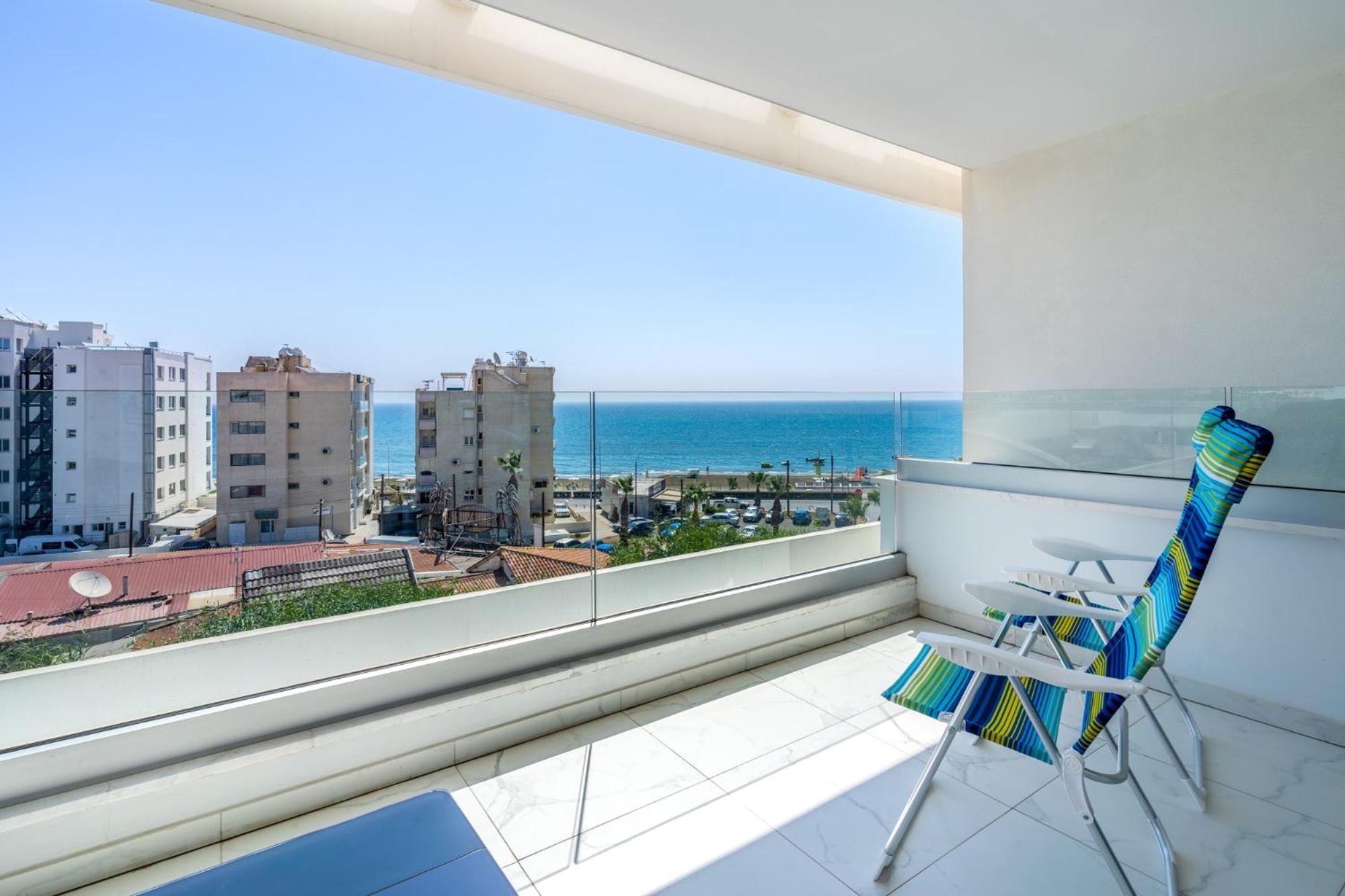 Apartment with Pool View  photo 3