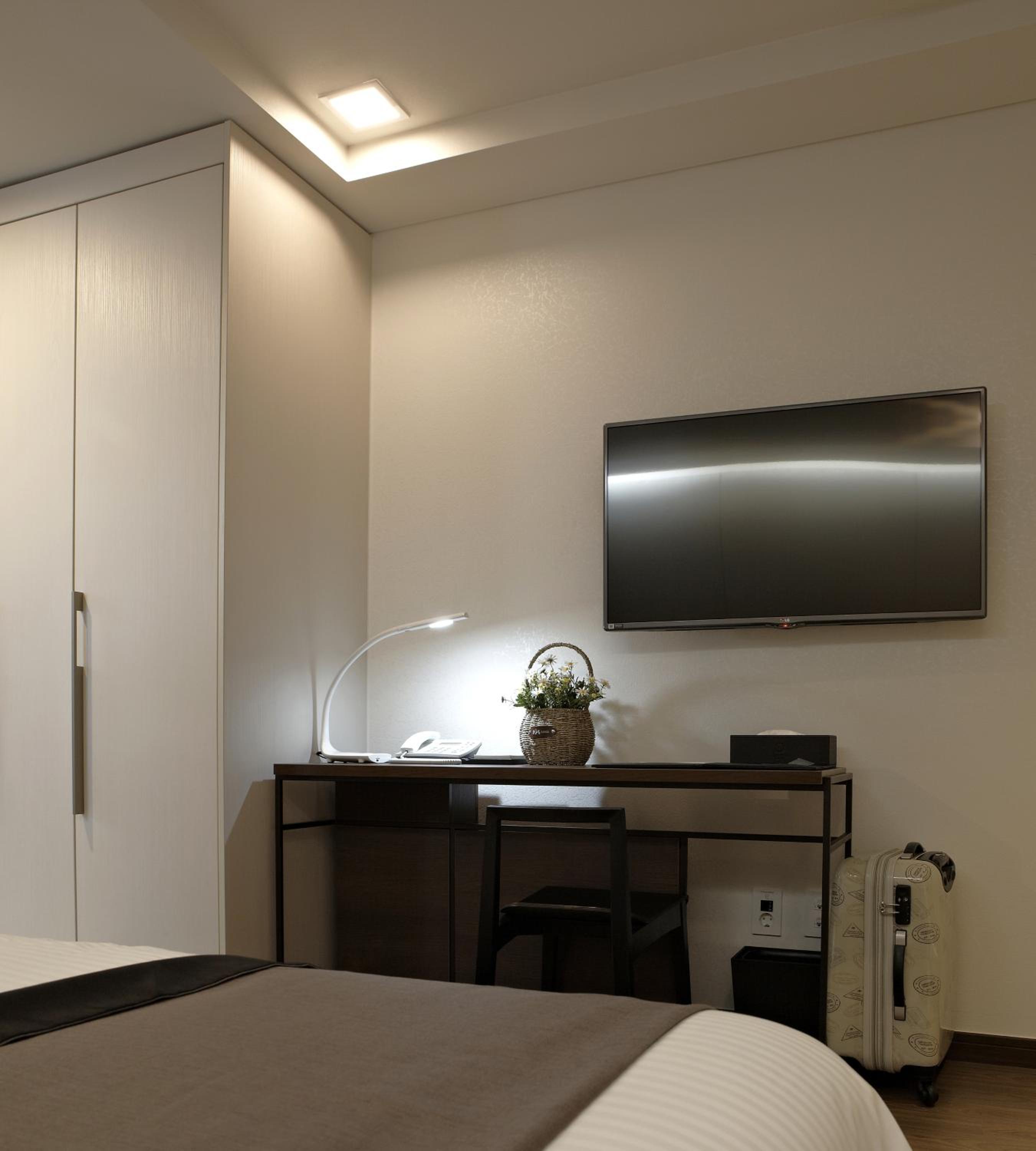Single Offer - Standard Double Room with Breakfast for 1 photo 3