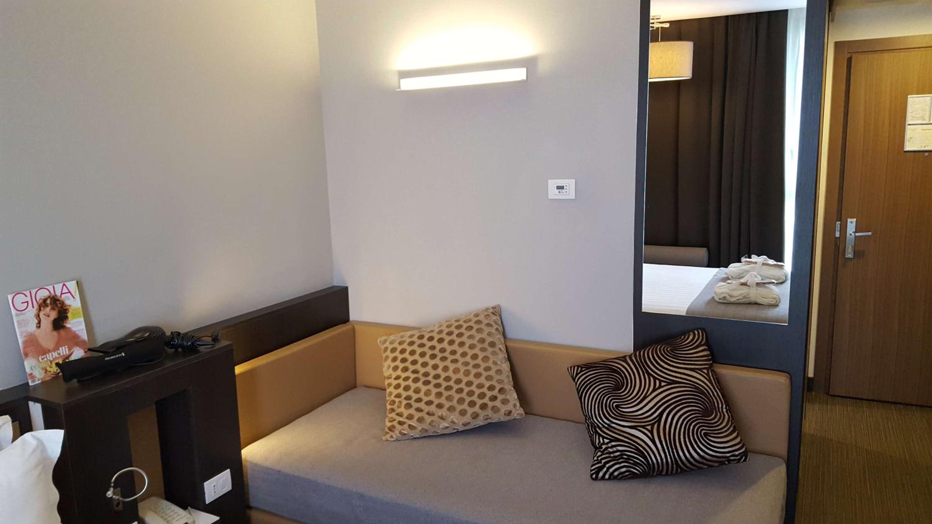 Family Room with Queen Bed - Non-Smoking photo 3