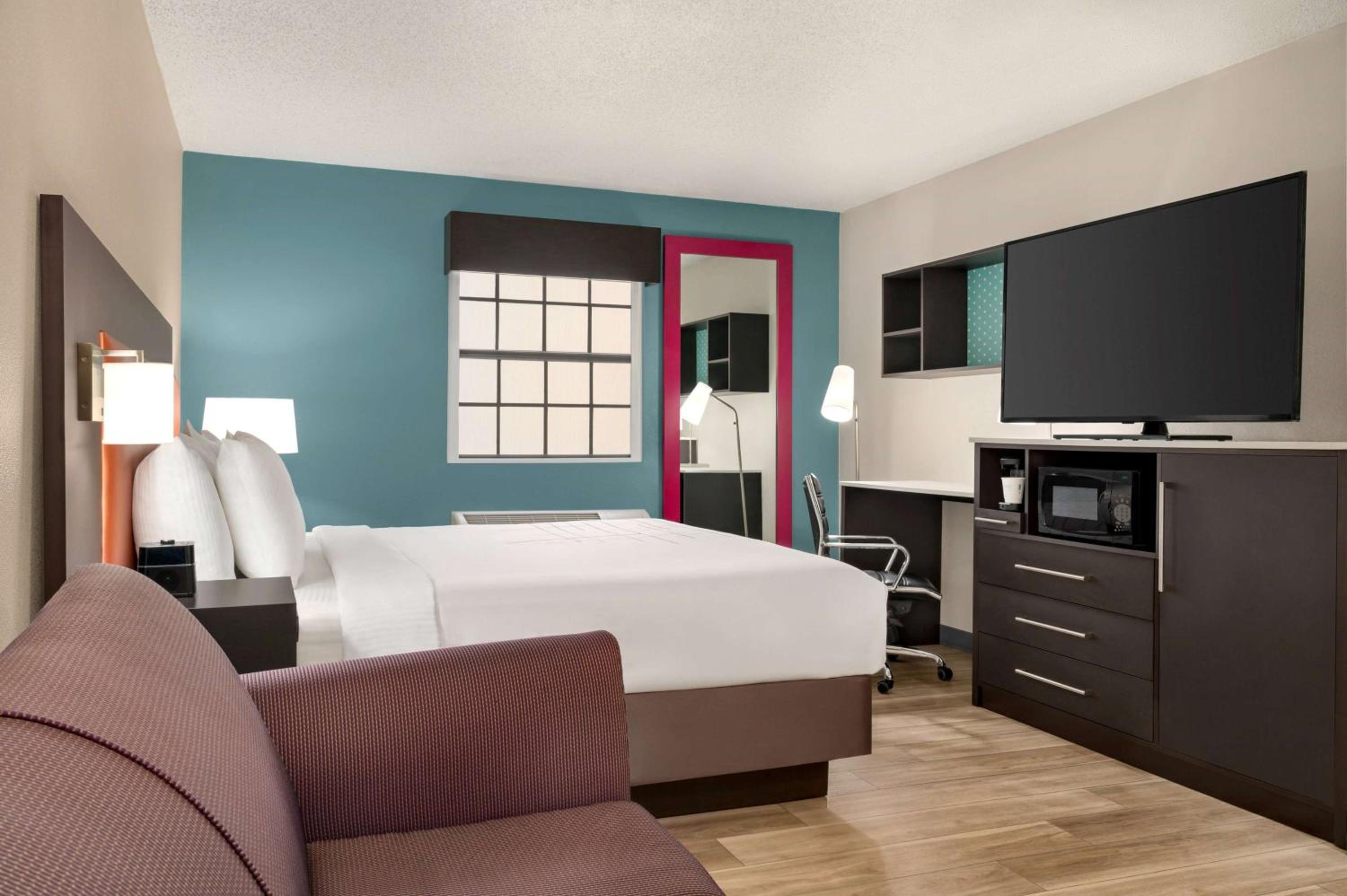Deluxe King Room - Photo 4