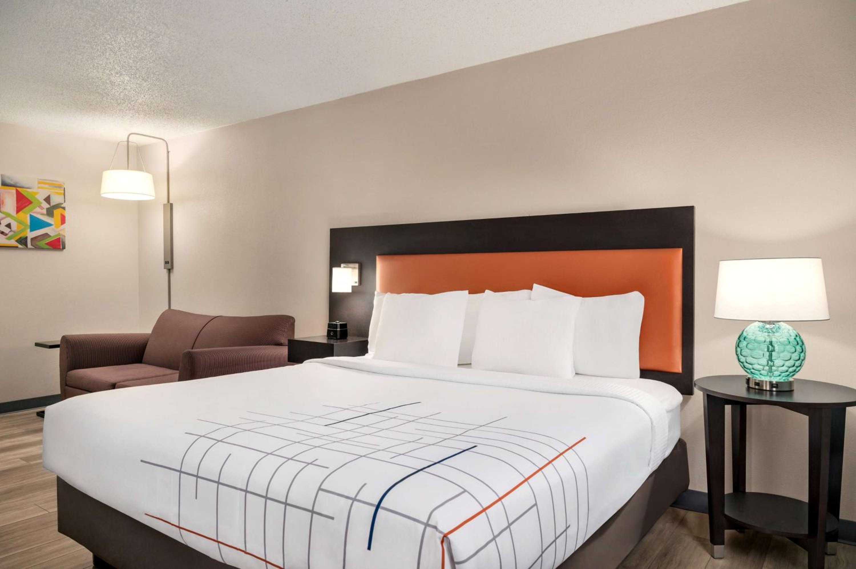 Deluxe King Room - Photo 3