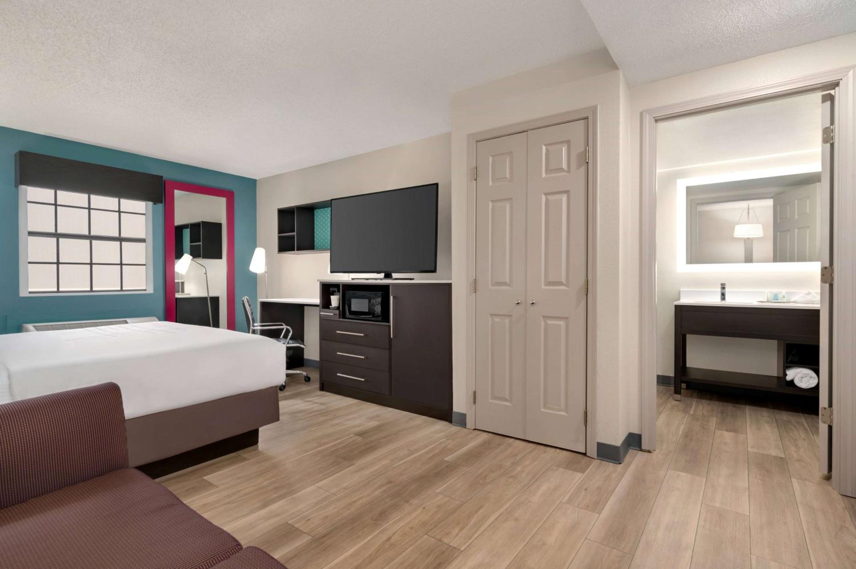 Deluxe King Room - Photo 2