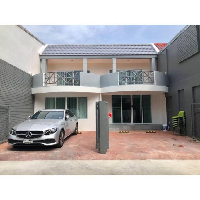 Four-Bedroom House - Photo 1
