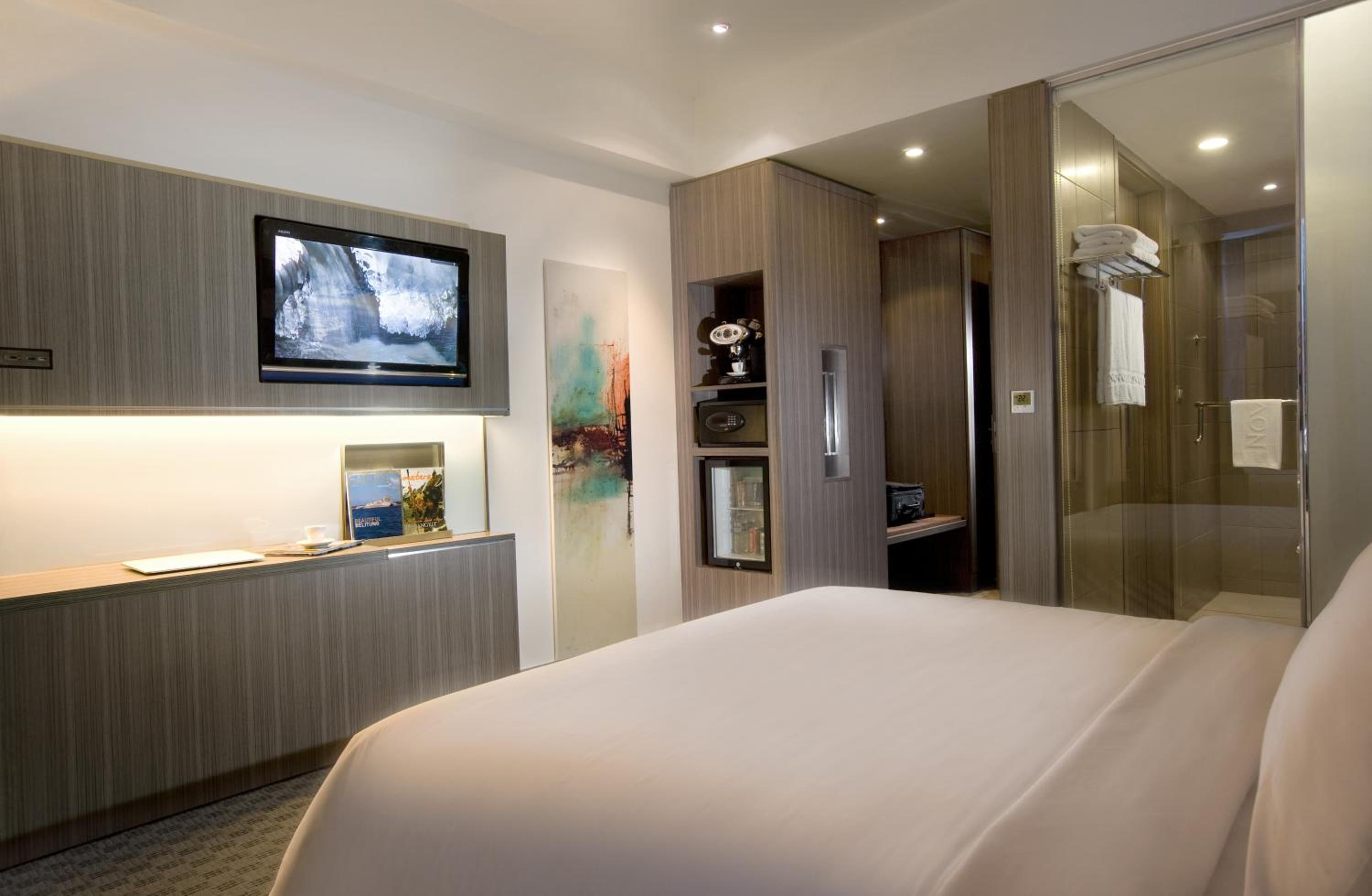 Suite with King Bed - Photo 7