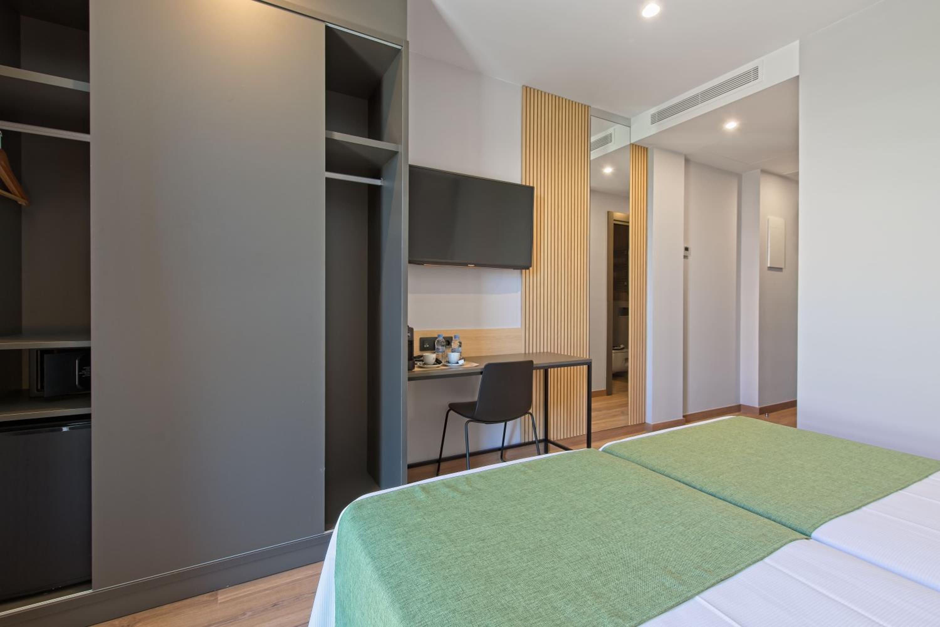 Twin Room - Photo 3