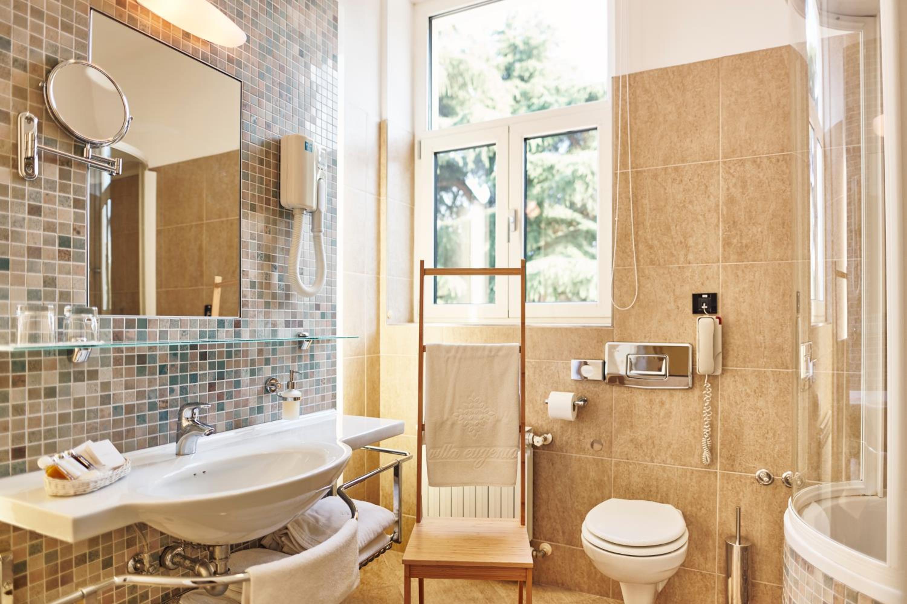 Luxury Double Room with Balcony - Photo 3