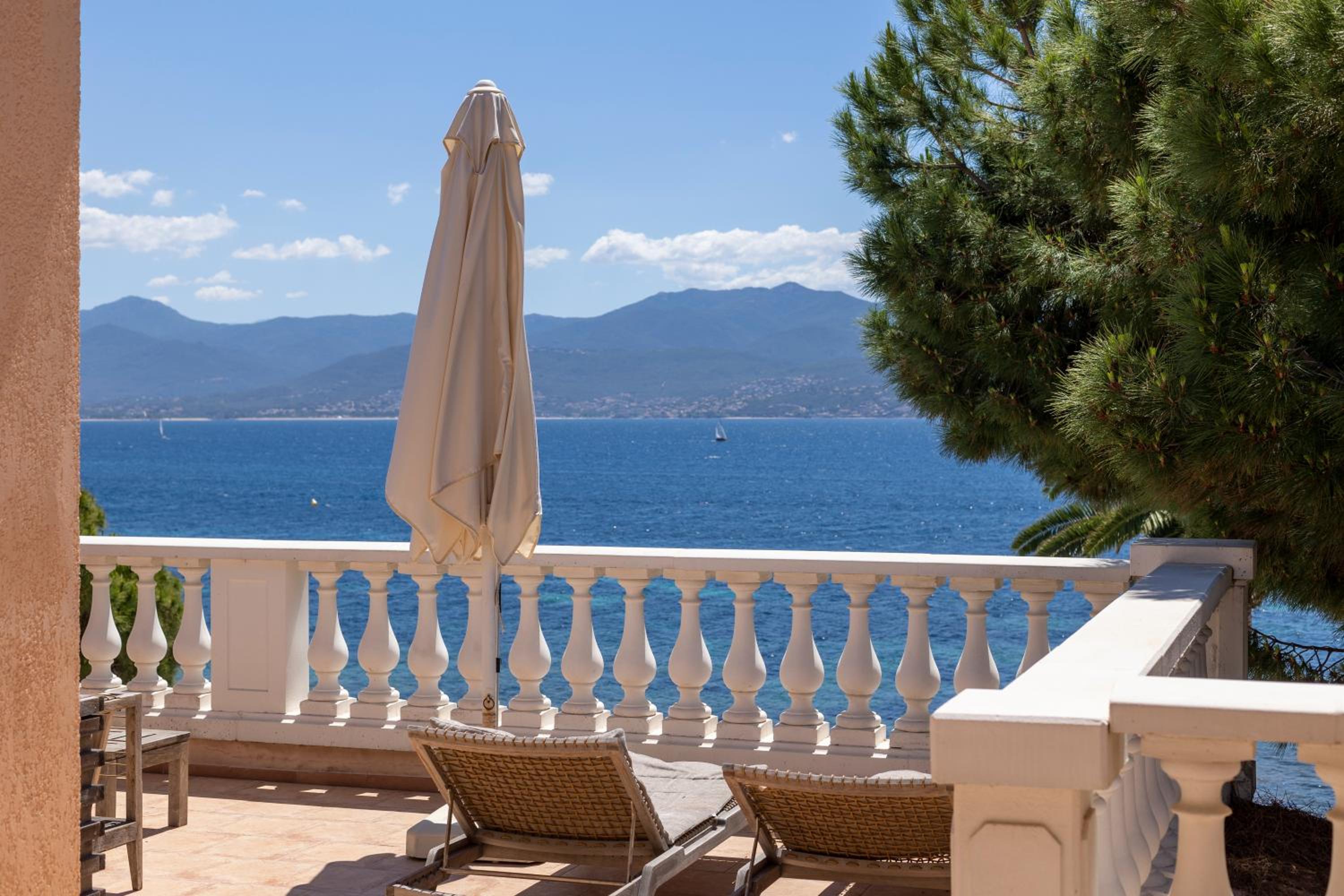 DELUXE SUITE - terrace and sea view photo 2