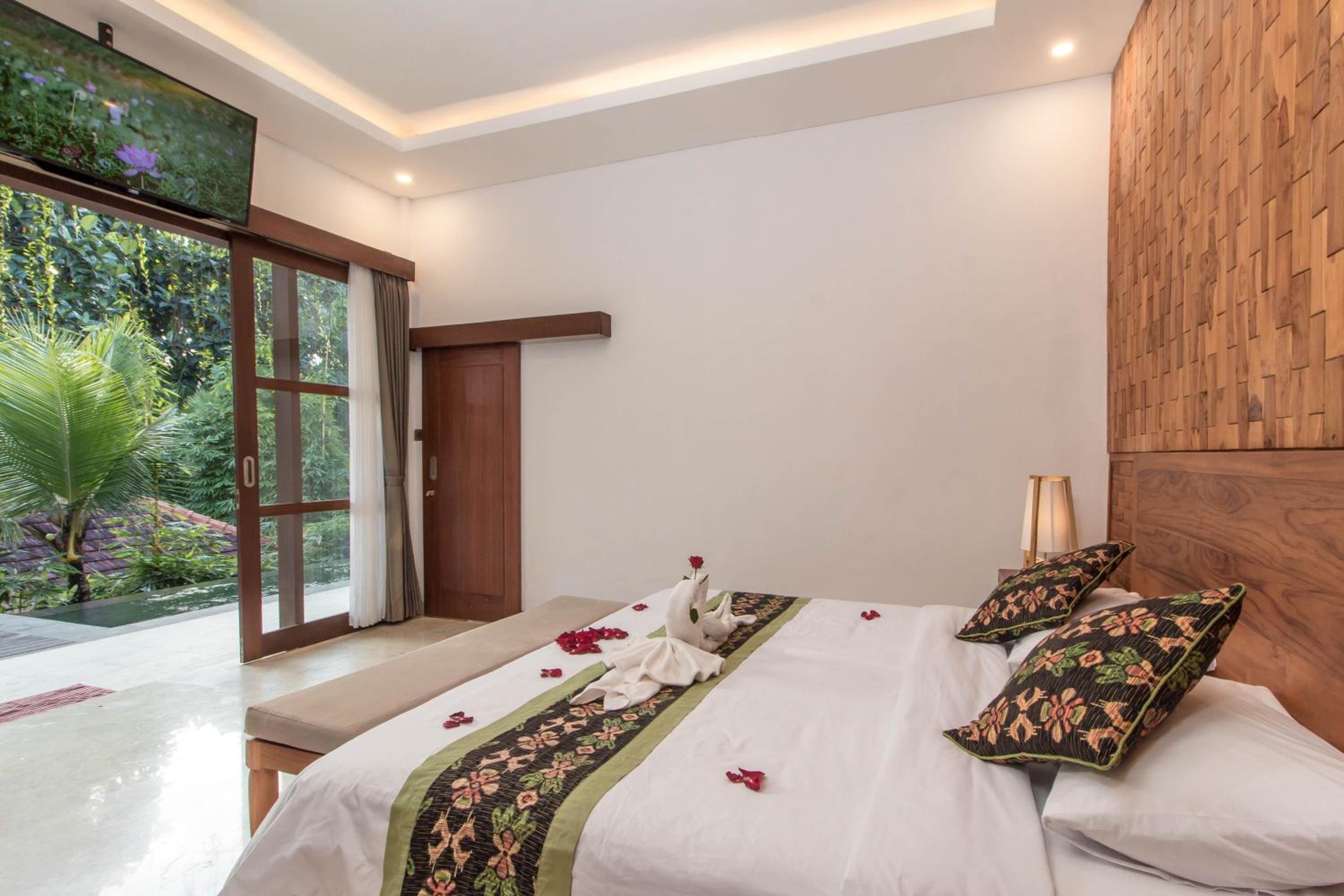 Villa with Private Pool - Photo 14