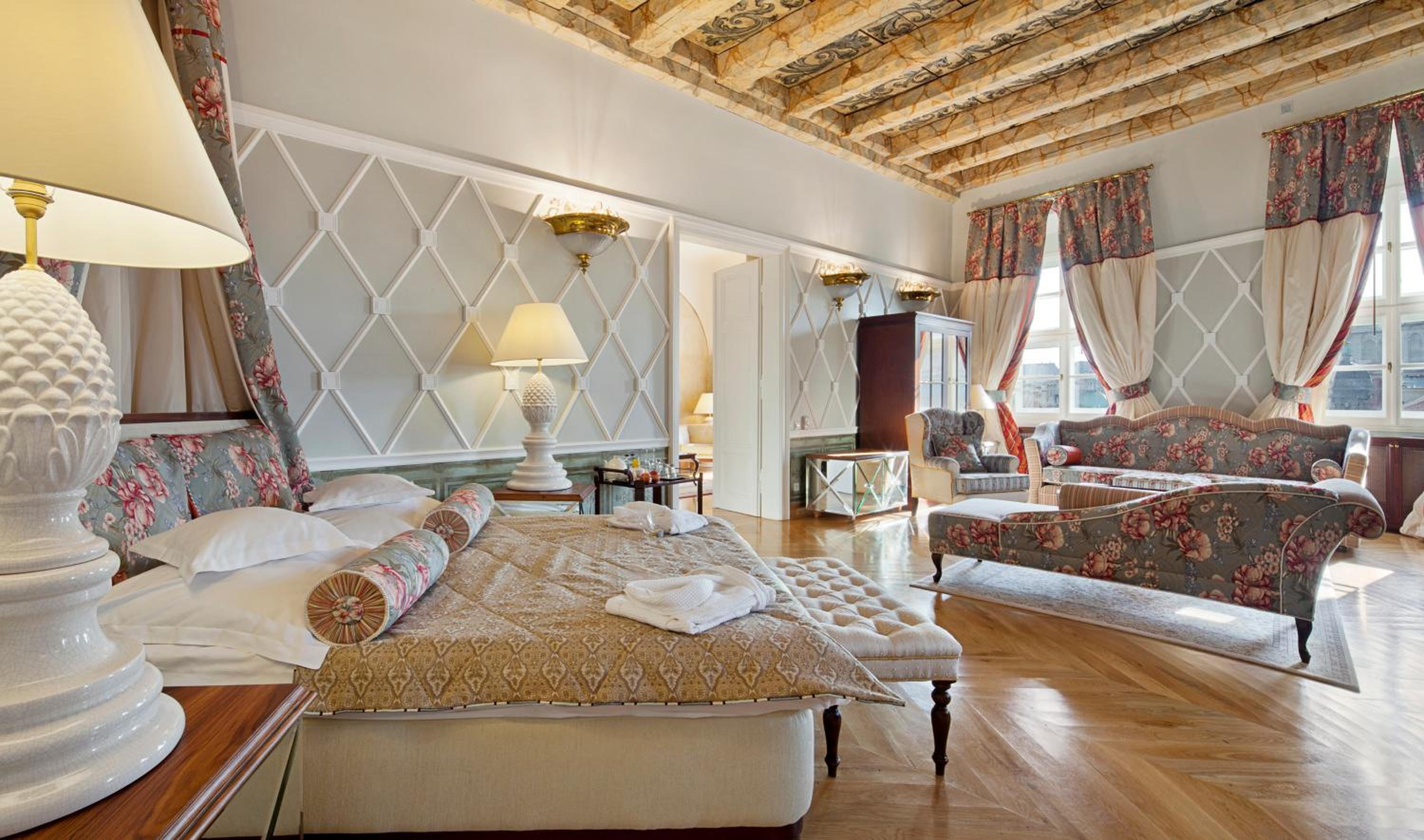 Luxury Suite with Main Market view and balcony photo 3