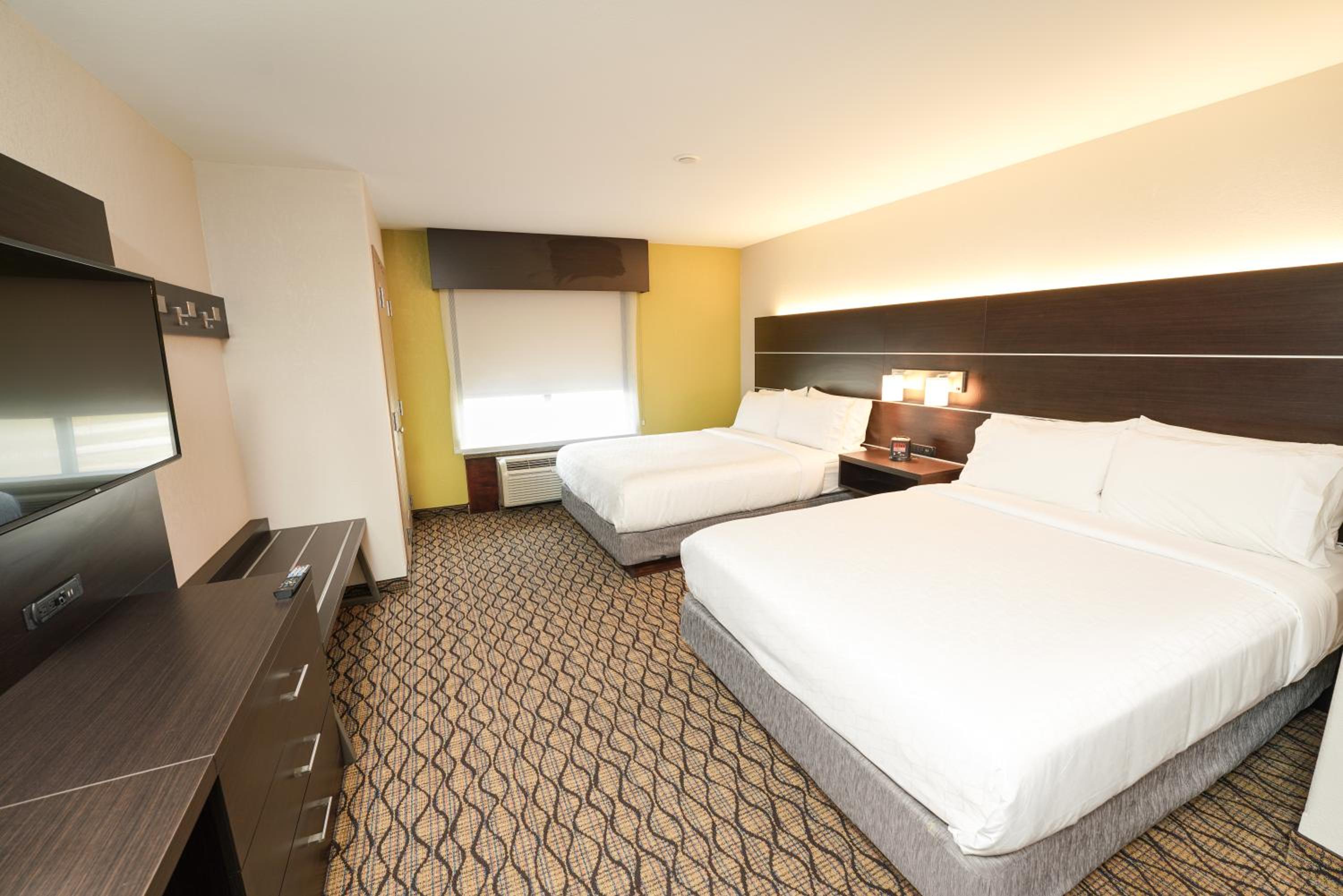 Queen Room with Two Queen Beds with Bath Tub - Disability Access/Non-Smoking photo 1