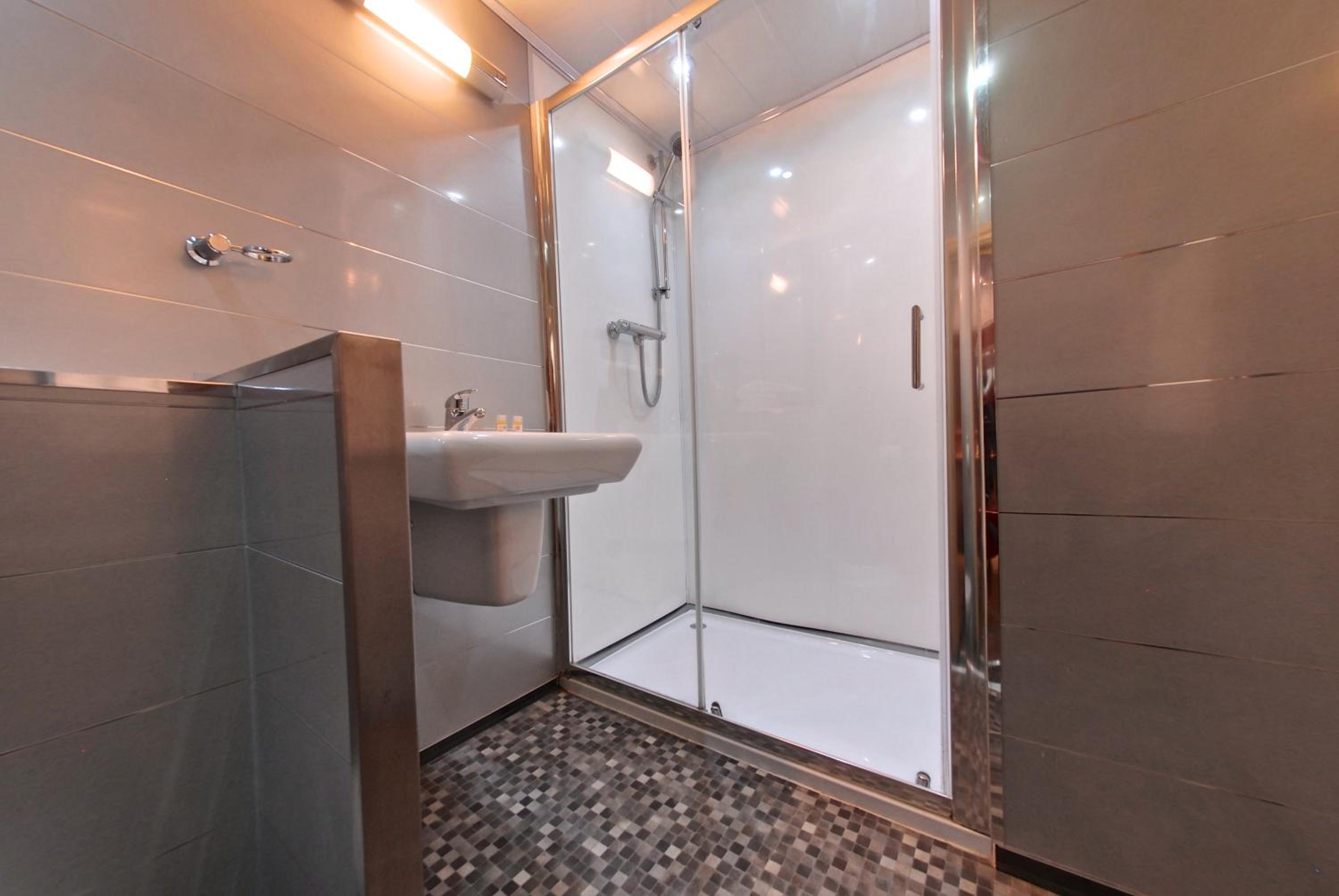 Quadruple Room - Photo 4