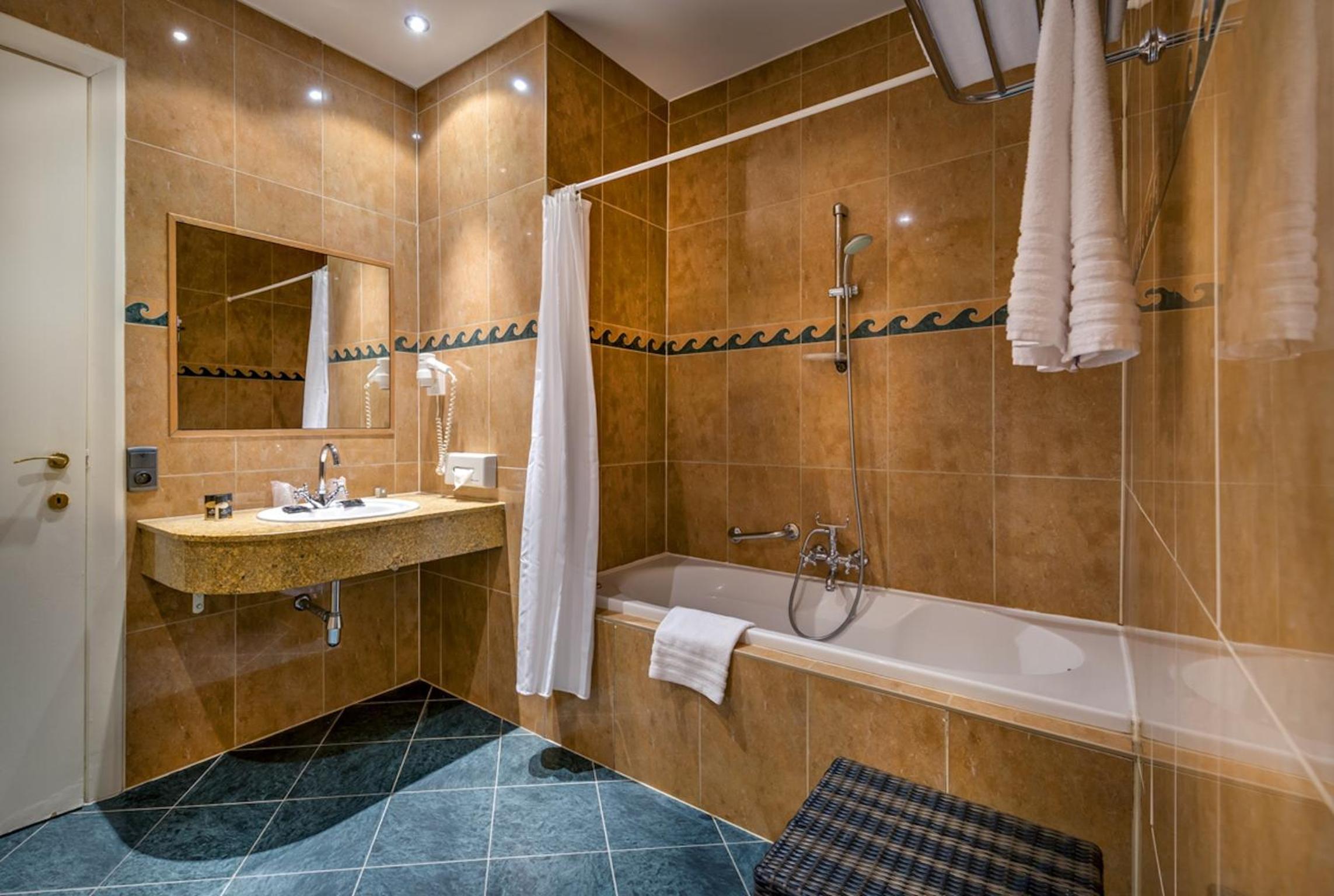 Comfort Triple Room with Sea View - Photo 3