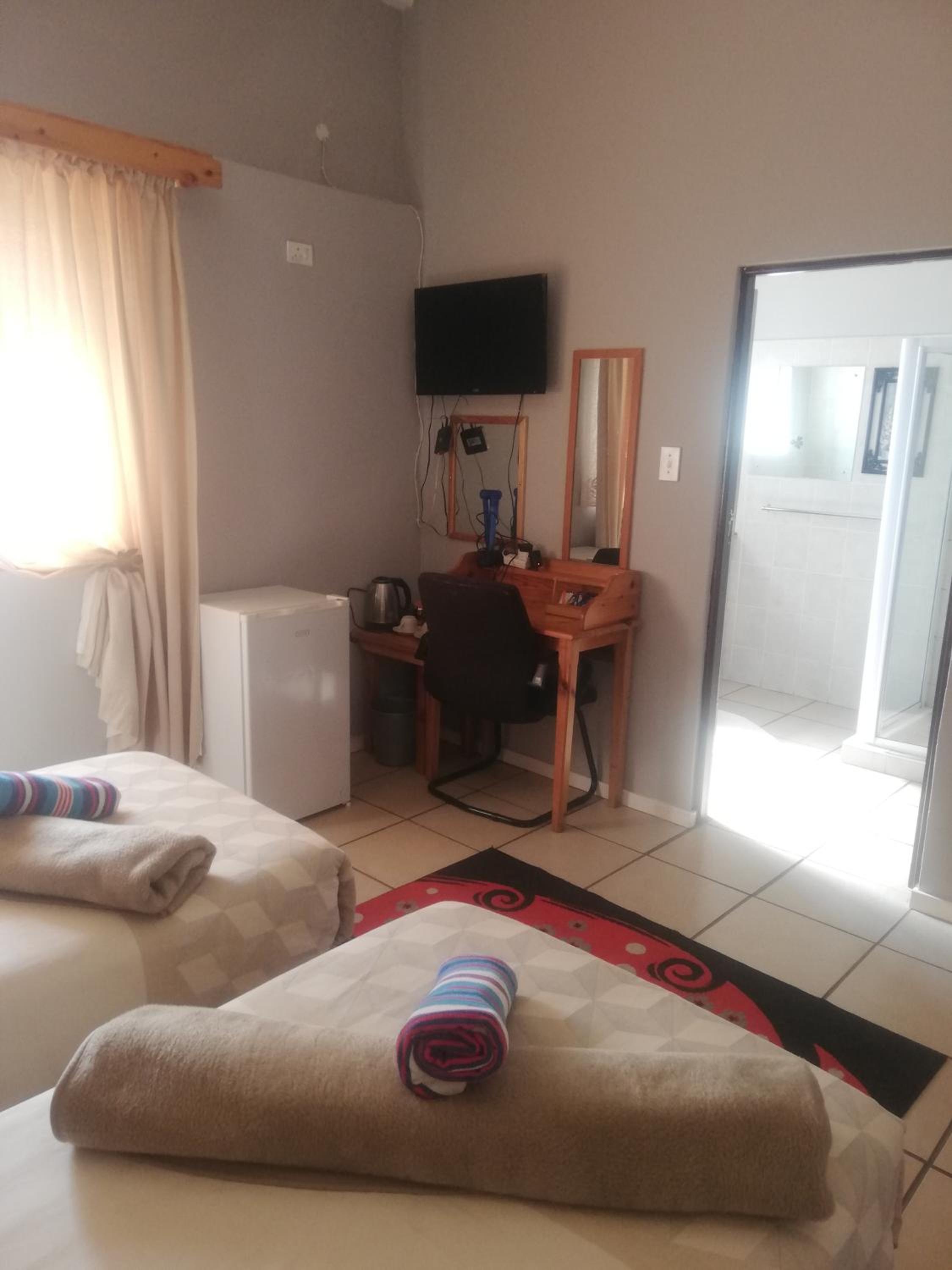 Twin Room - Photo 11