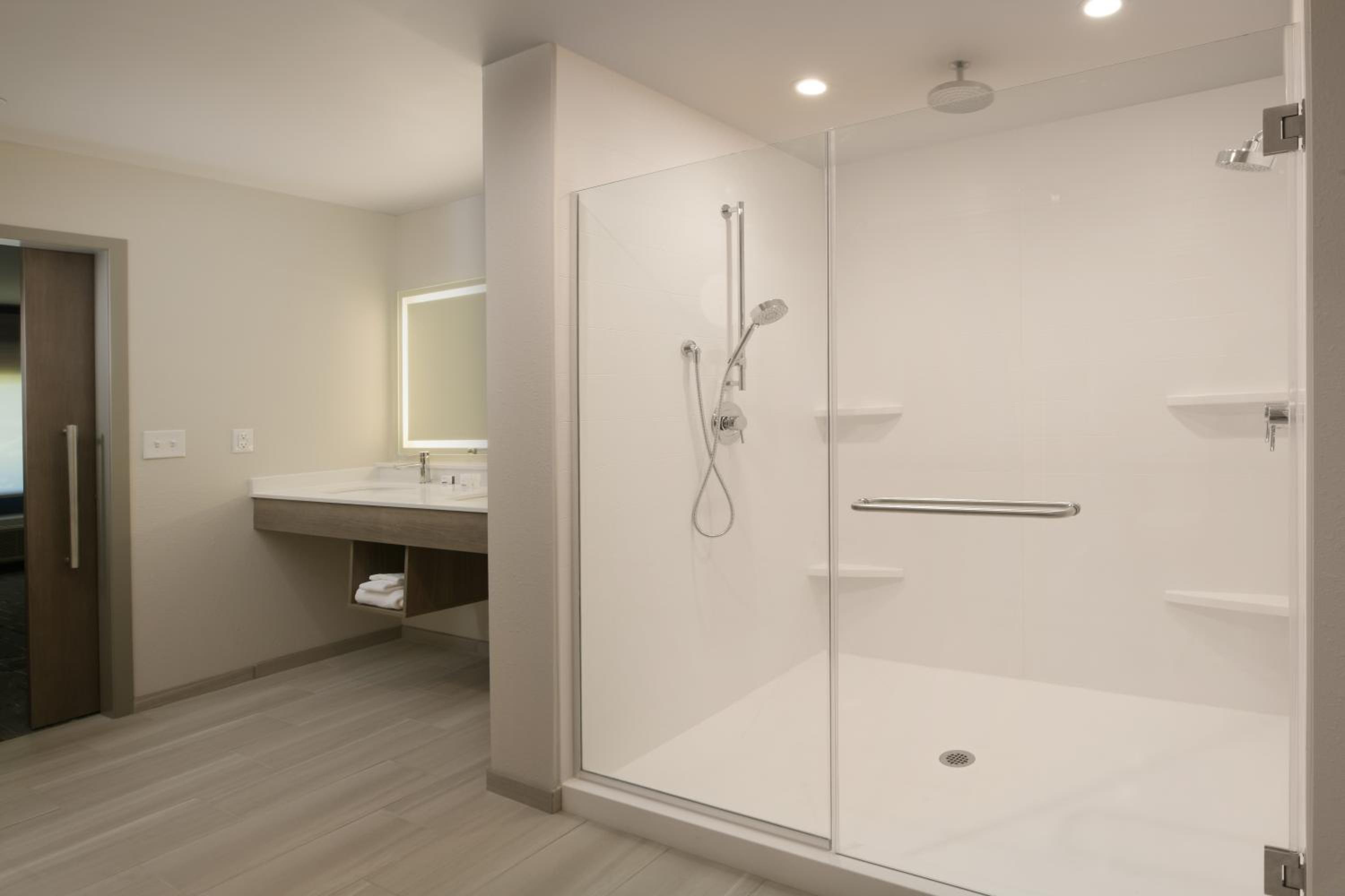 One-Bedroom King Suite - Photo 2