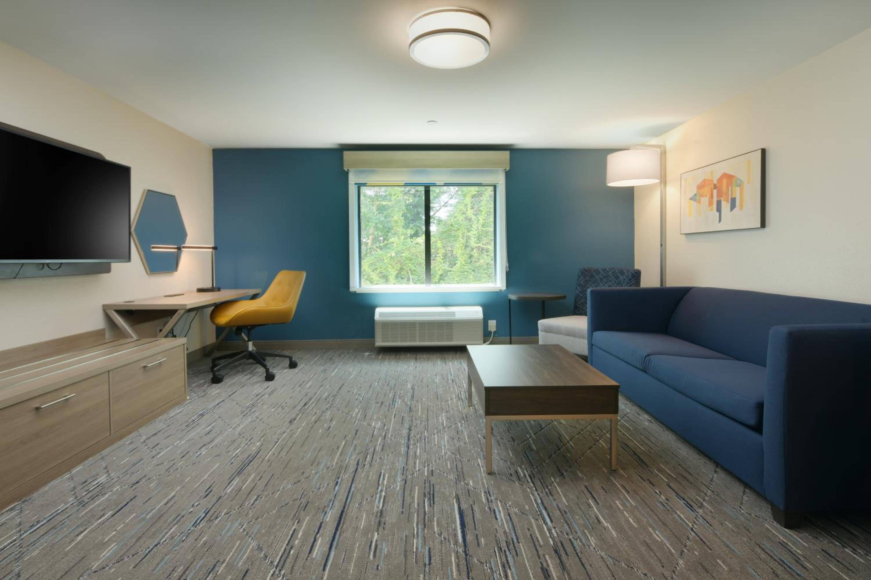 One-Bedroom King Suite - Photo 4