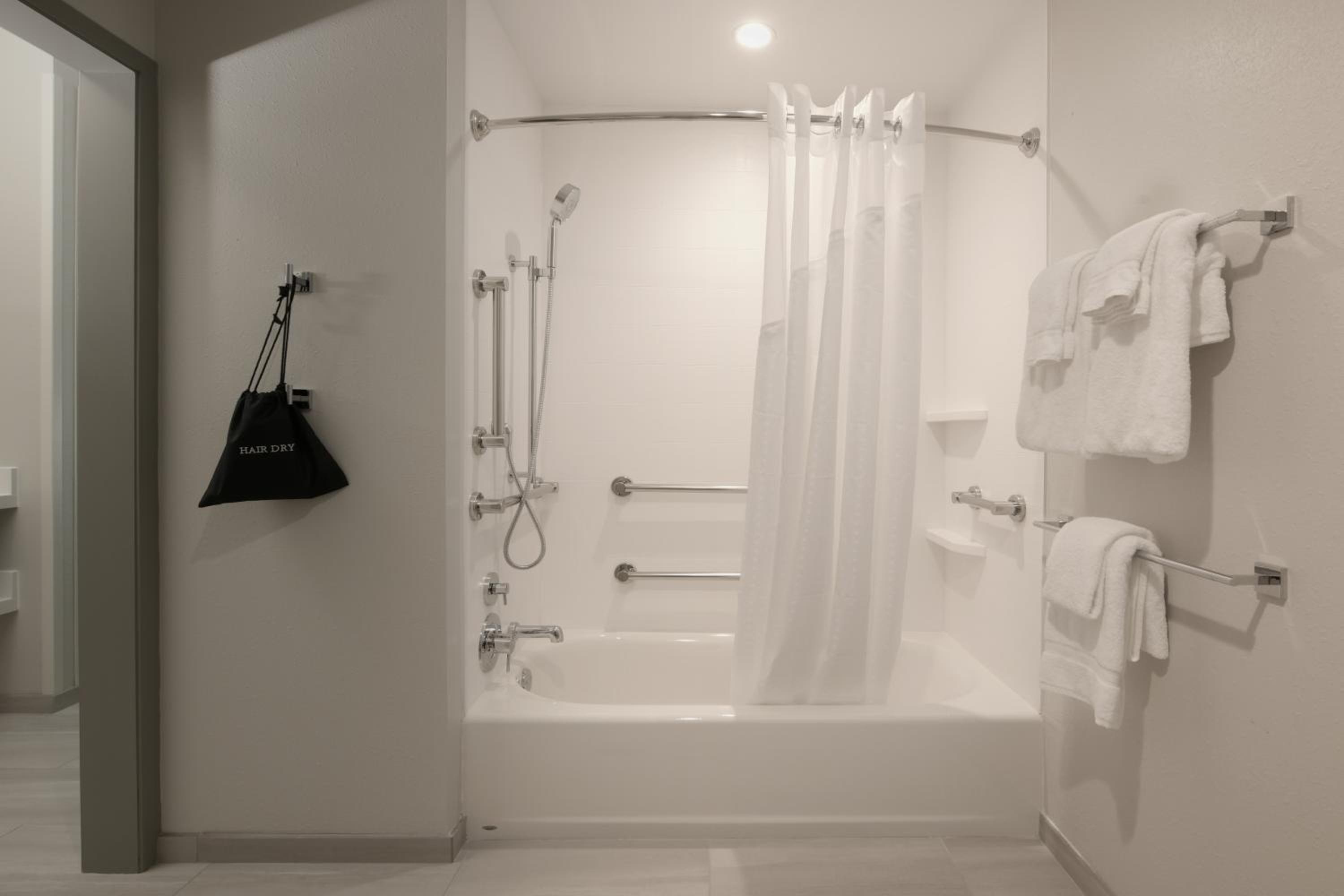 Deluxe King Room - Disability Access - Accessible Tub - Photo 3