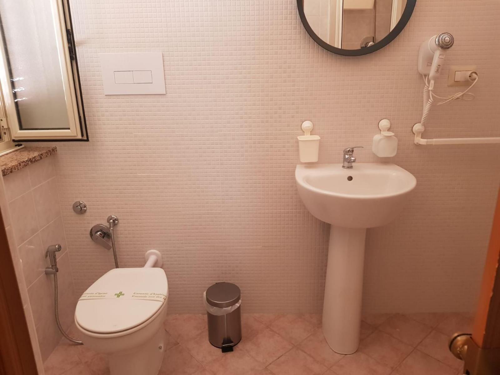 Double Room with Private Bathroom - Photo 5