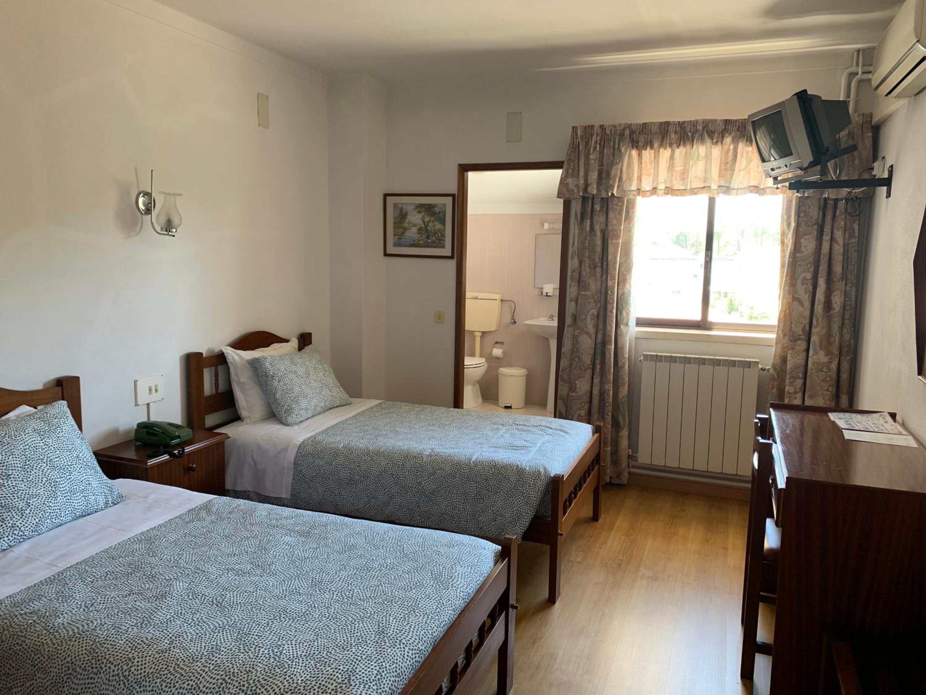 Standard Twin Room - Photo 3