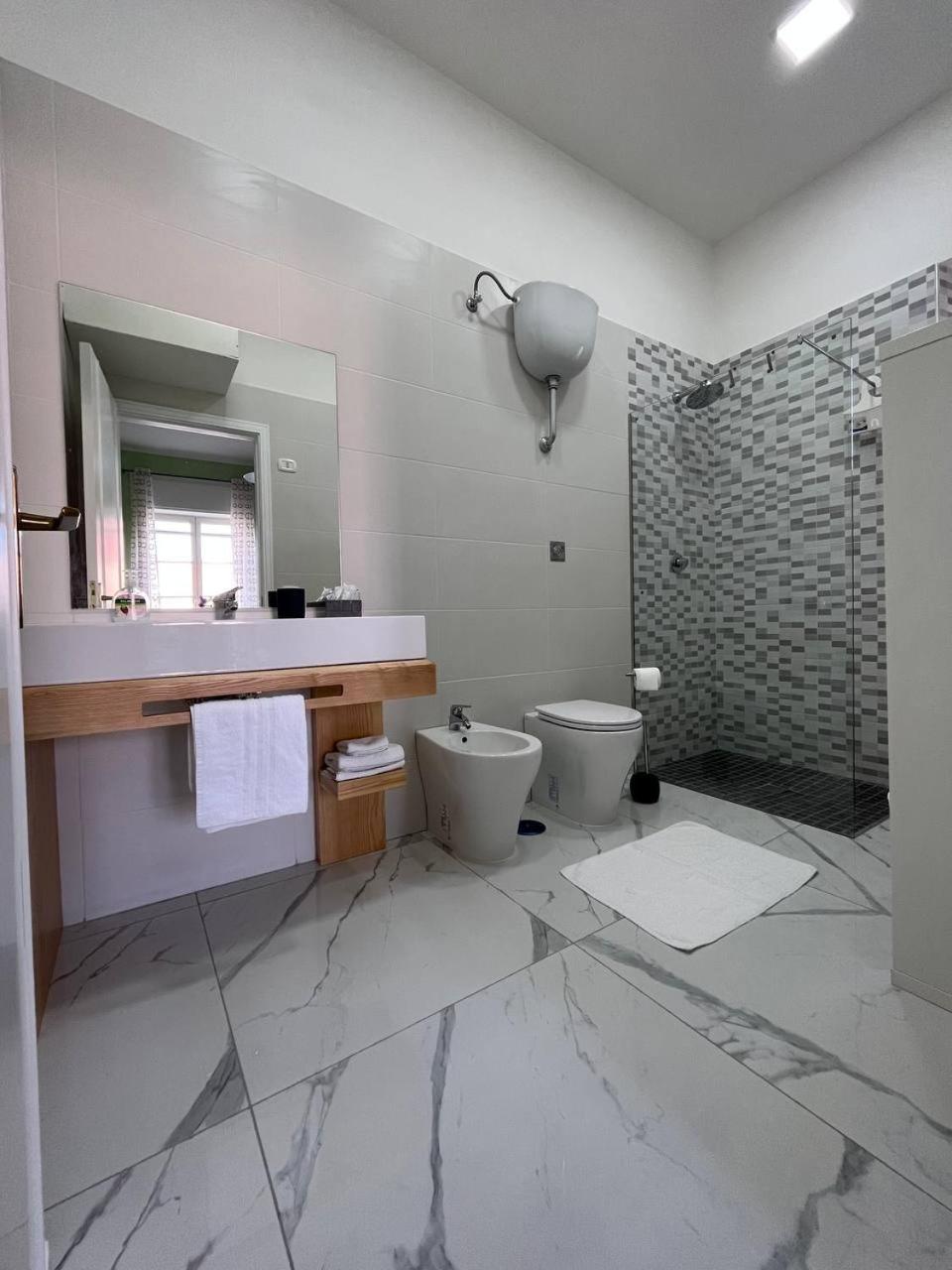 Deluxe Double Room - Photo 8