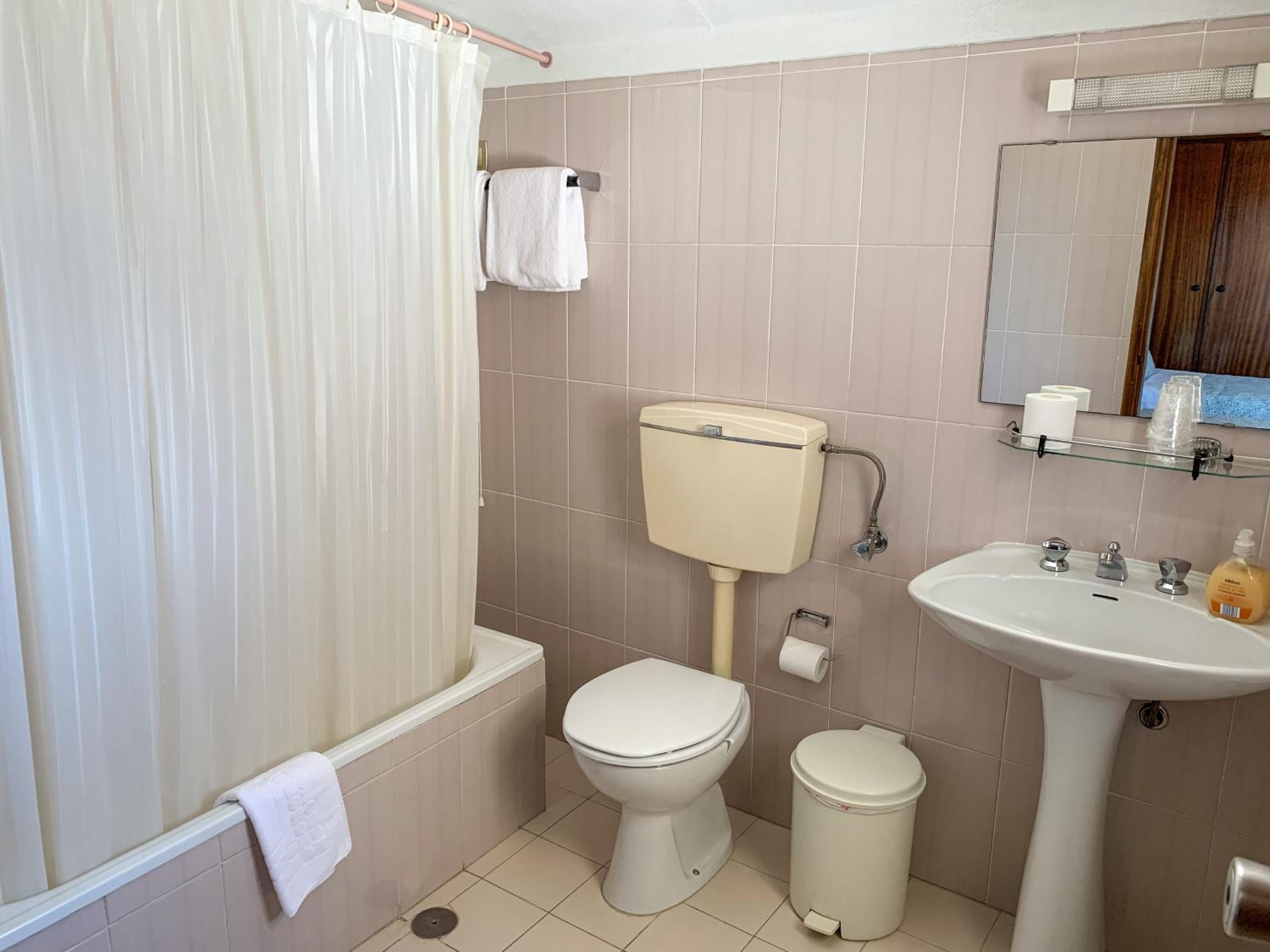 Standard Twin Room - Photo 2
