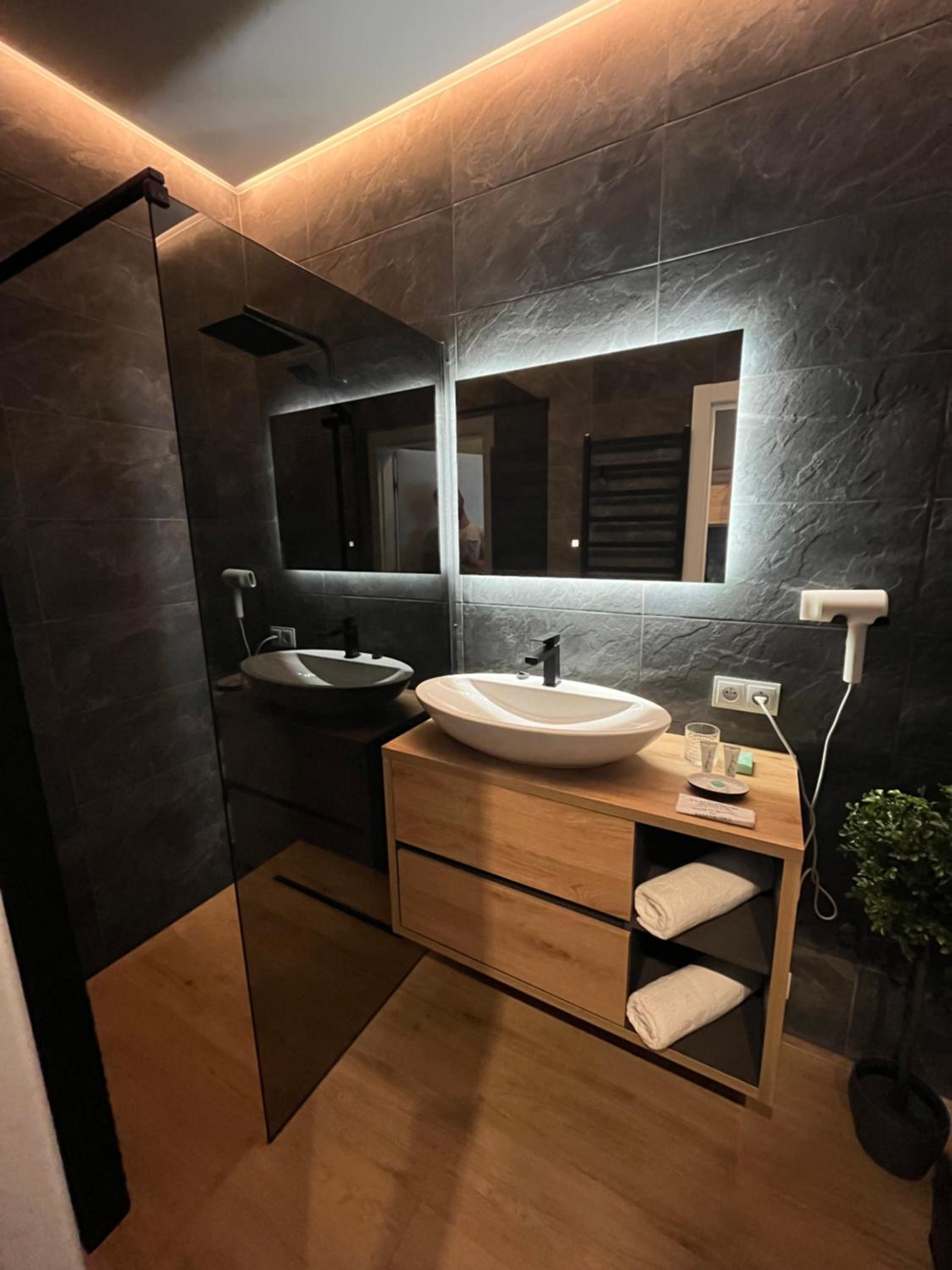 One-Bedroom Apartment - Photo 6