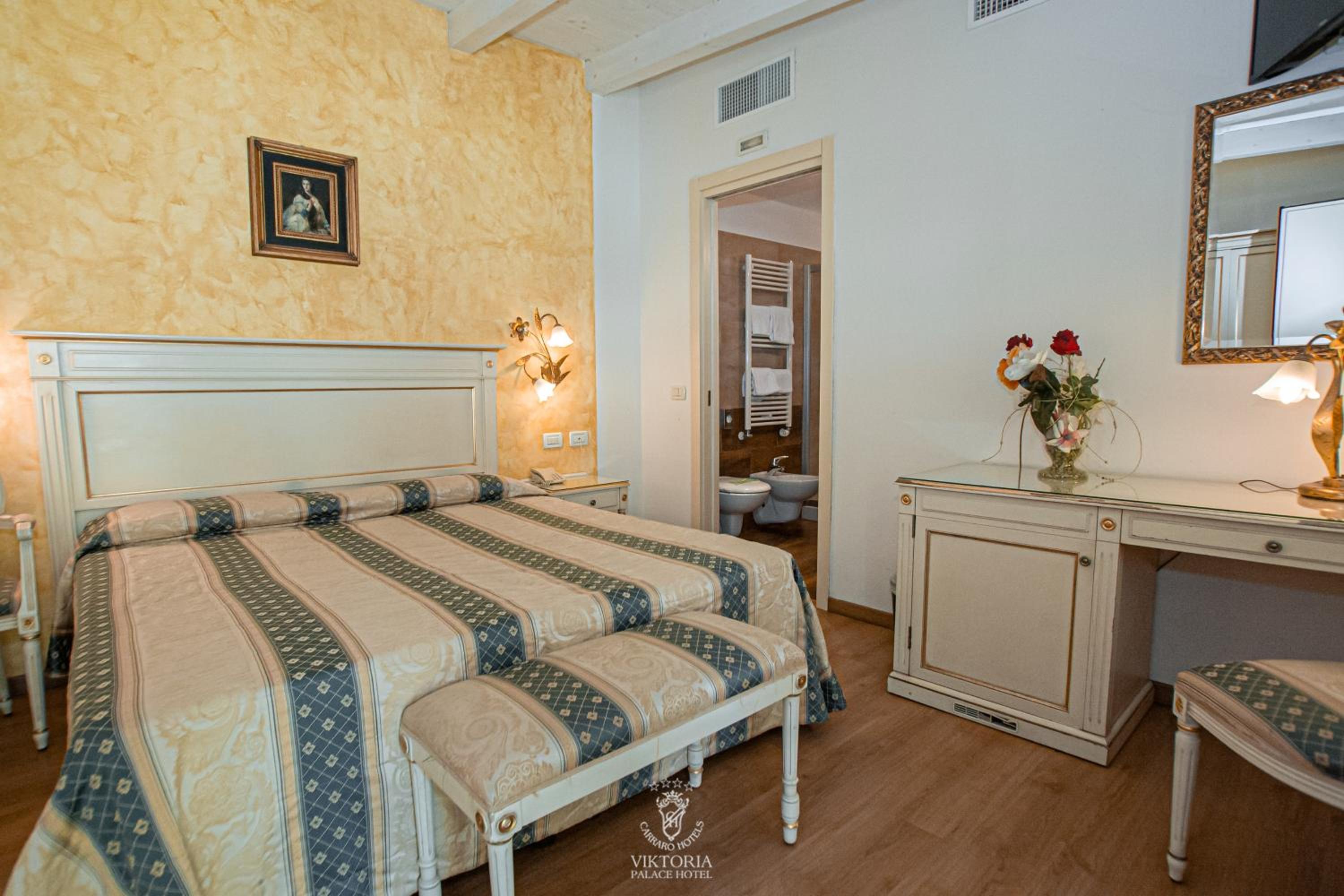 Double Room with Patio thumbnail 5