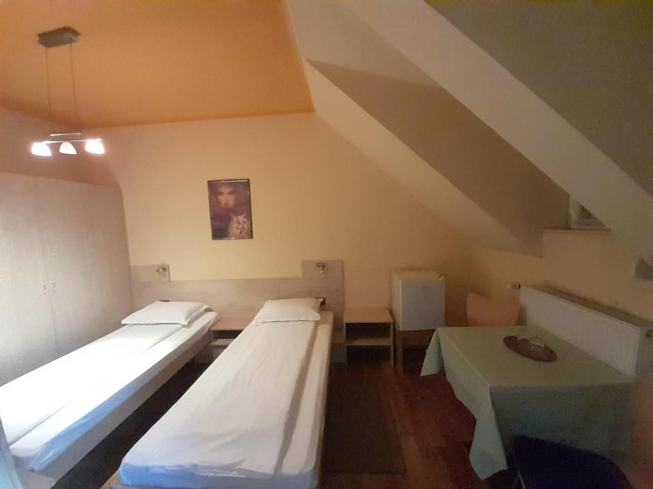 Double Room - Photo 11