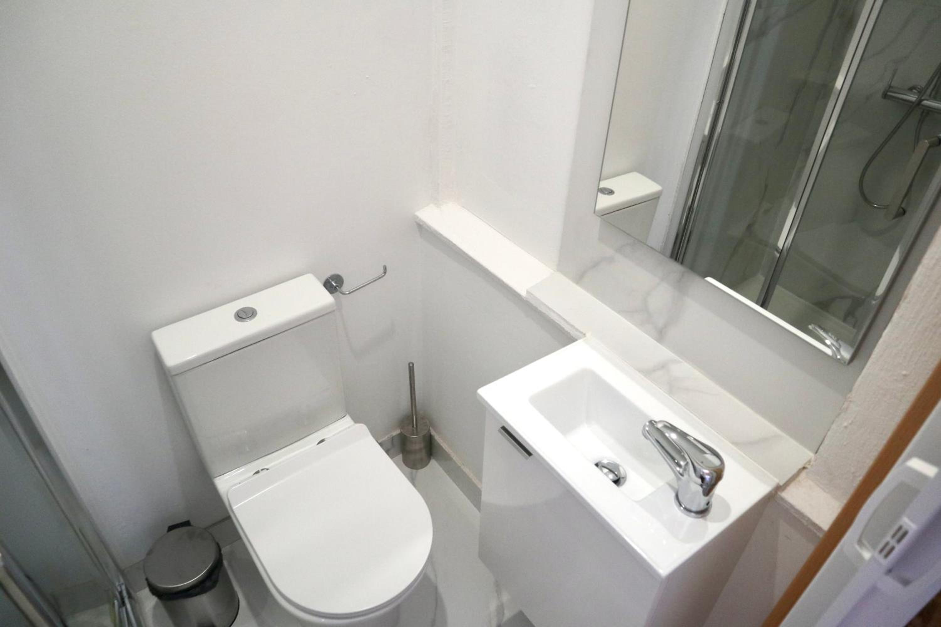 Double Room with Private Bathroom - Photo 2