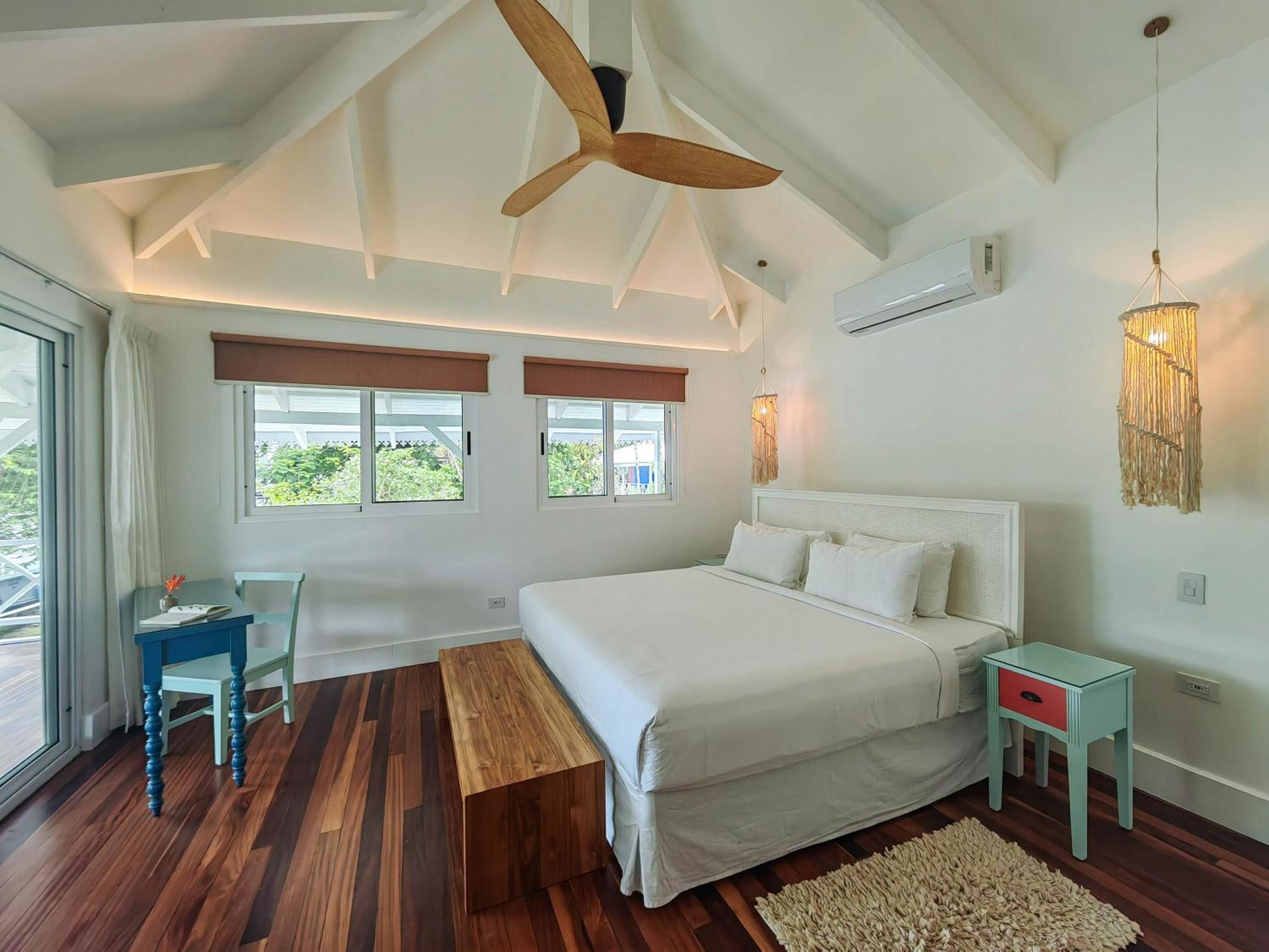 Miss Perla Upstairs Suites - King Bed photo 2