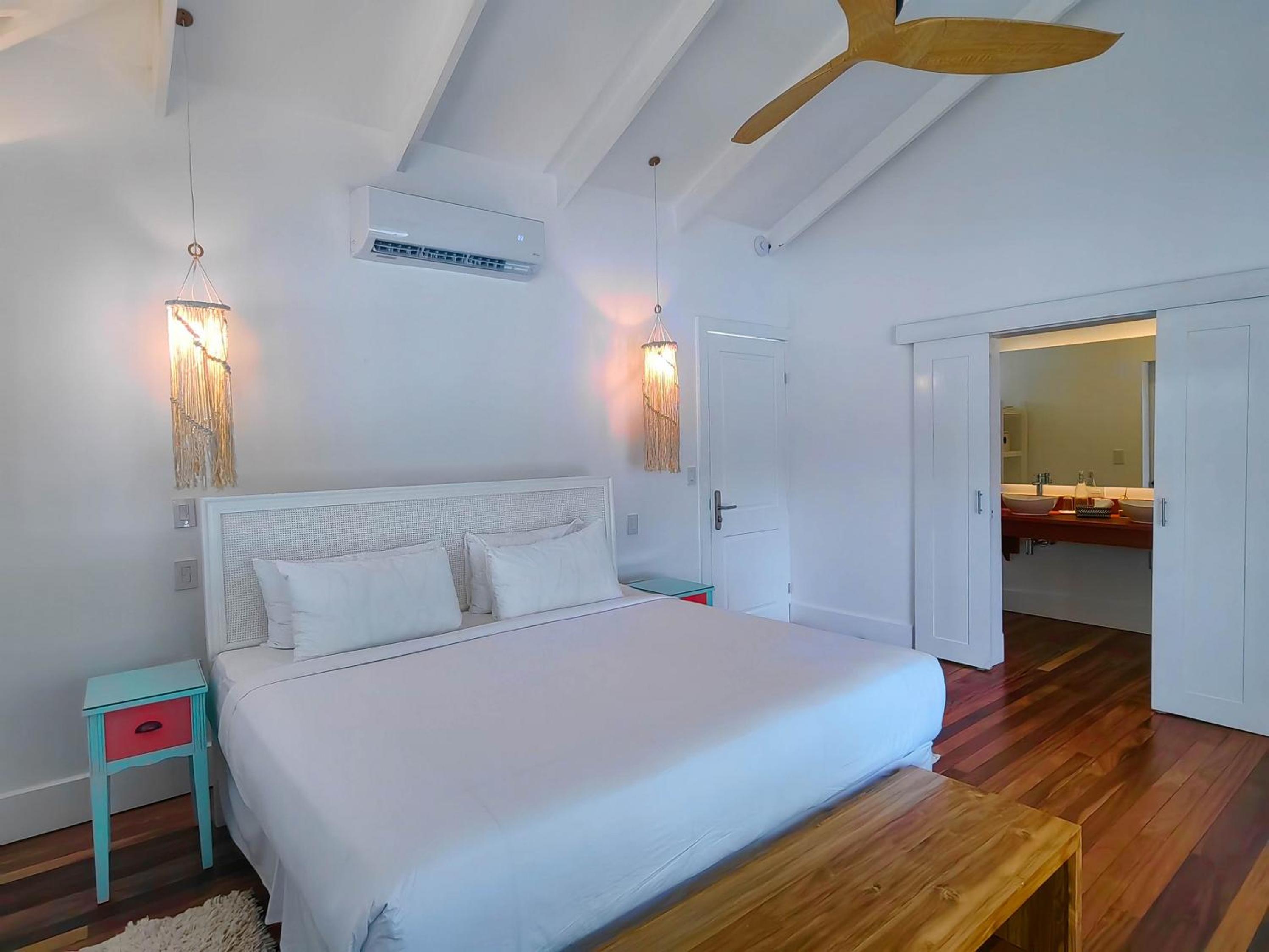 Miss Perla Upstairs Suites - King Bed photo 3