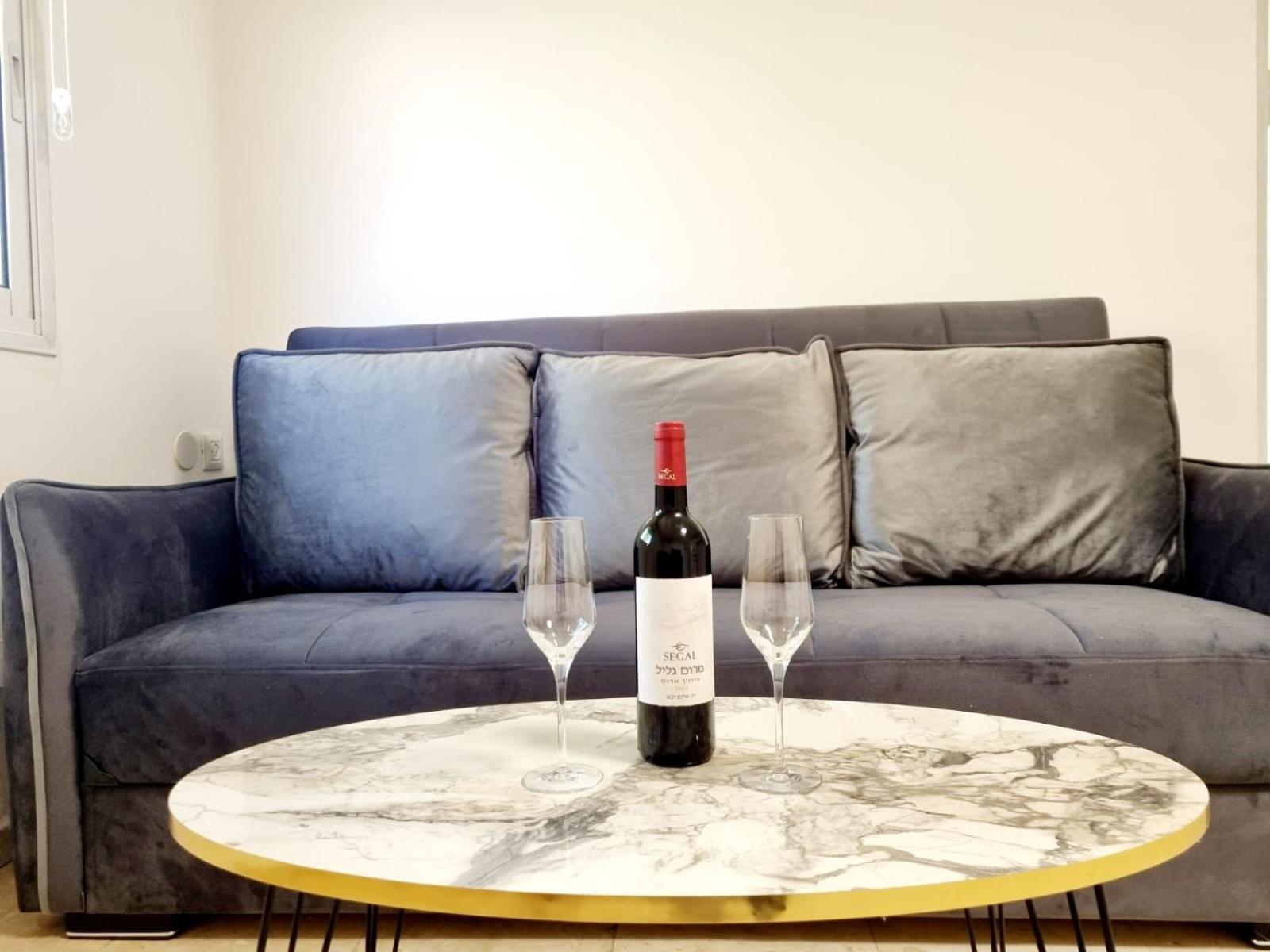 One-Bedroom Apartment - Photo 2