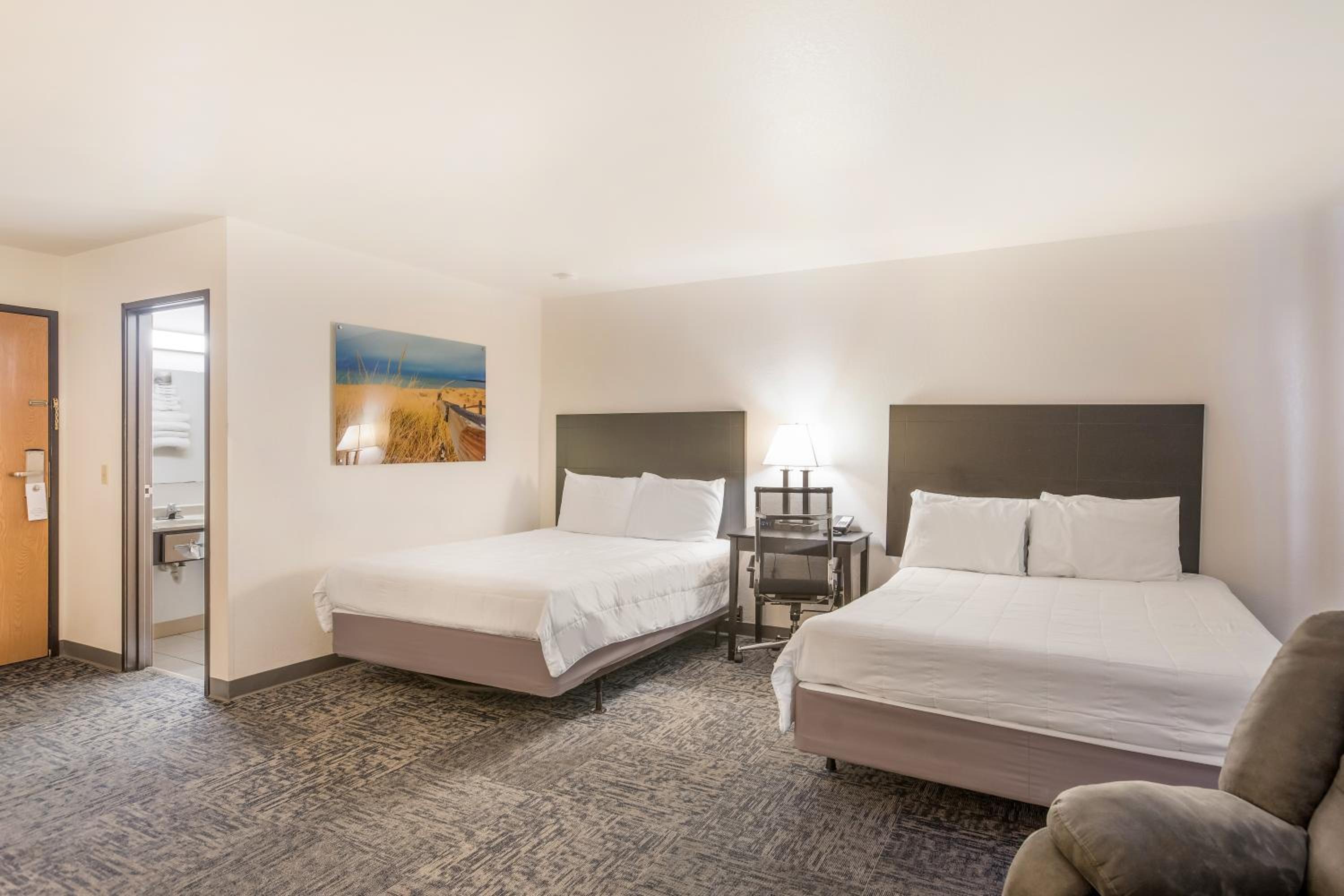 Queen Room with Two Queen Beds - Photo 2