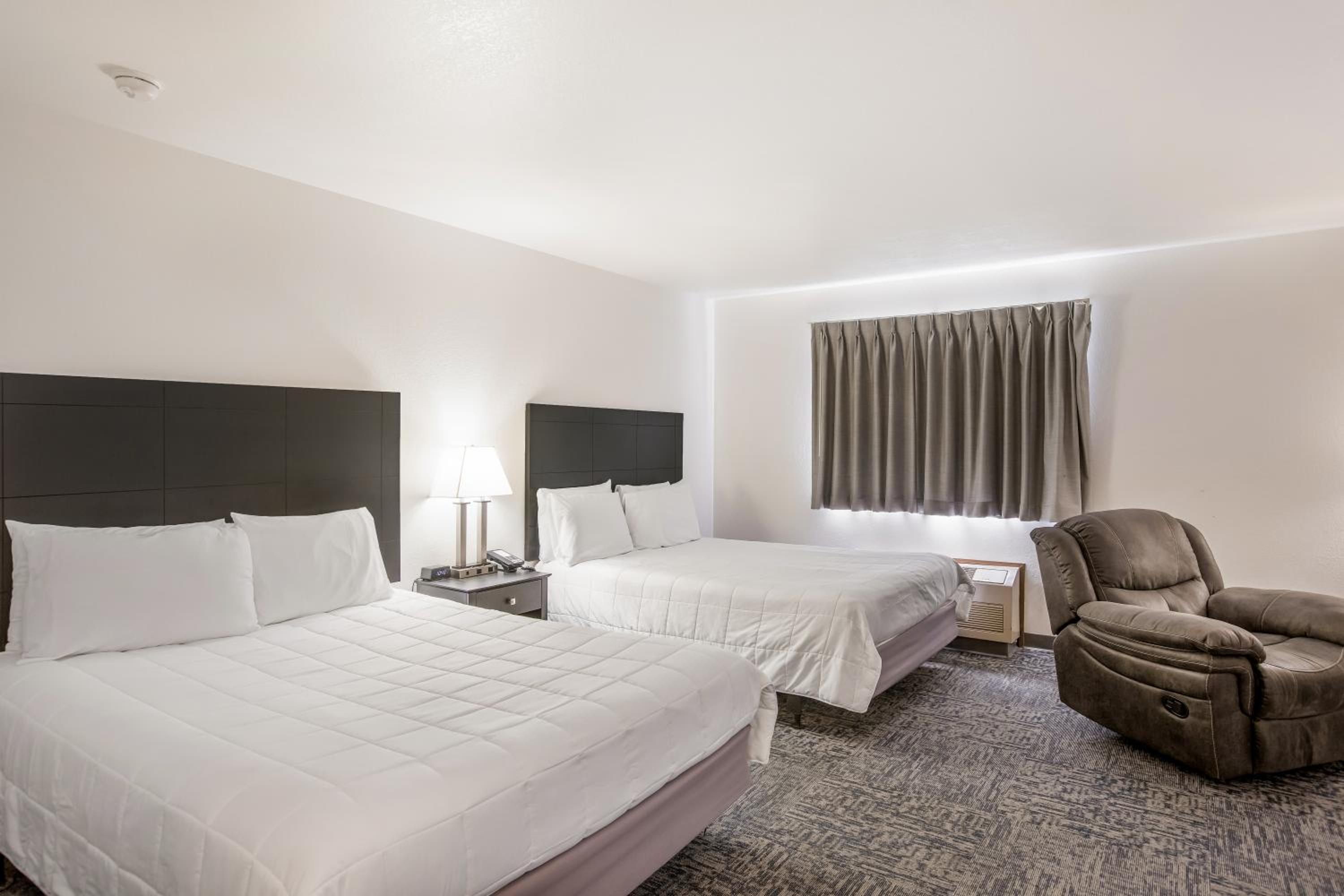 Queen Room with Two Queen Beds - Photo 6