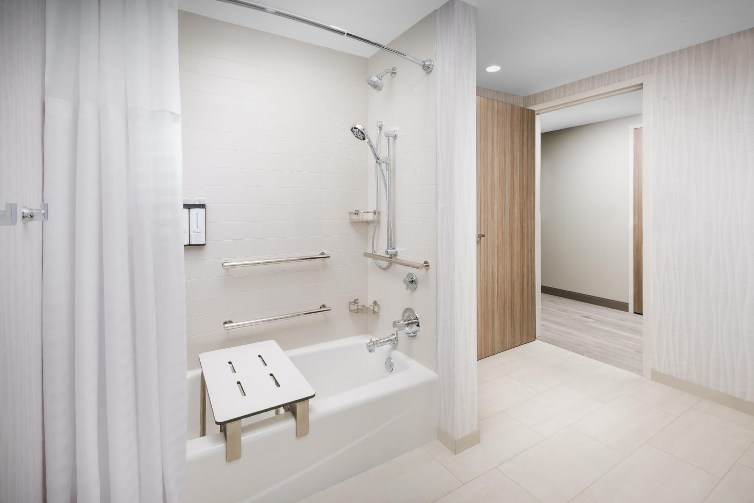 King Suite with Sofa Bed, Balcony and Gulf View - Disability Access - Photo 4
