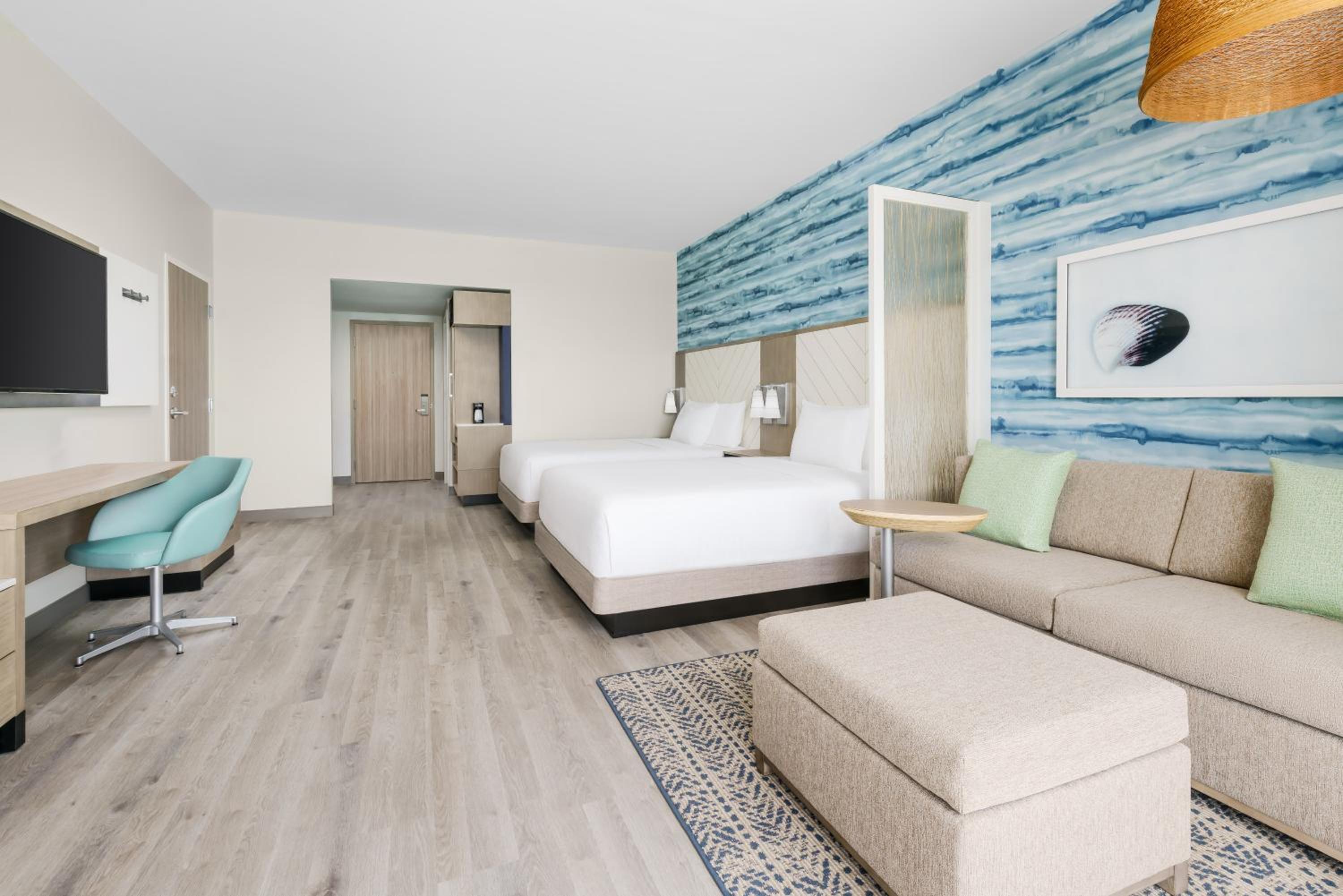 Queen Room with Two Queen Beds, Balcony and Gulf View - Photo 2