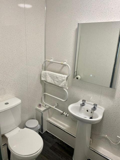 Two-Bedroom House - Photo 28